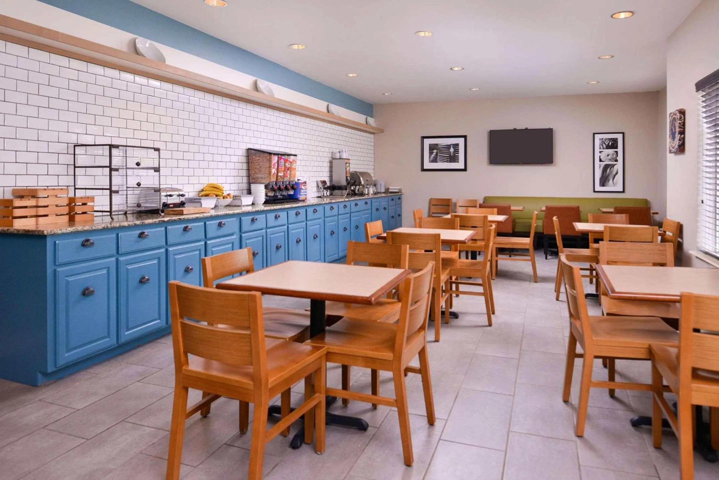 Breakfast in Country Inn & Suites by Radisson, Omaha Airport, IA