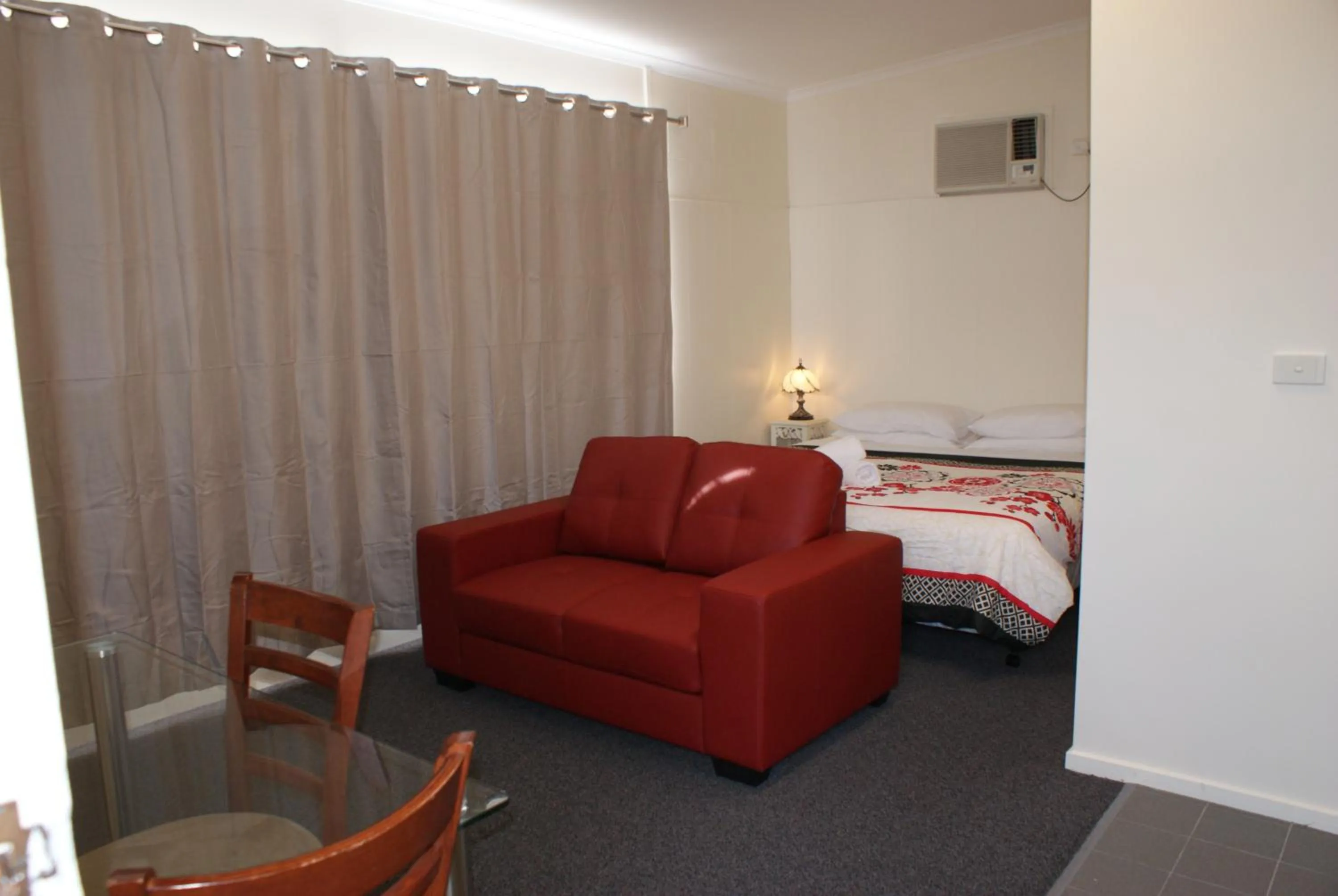 Bed in Warrnambool Motel and Holiday Park