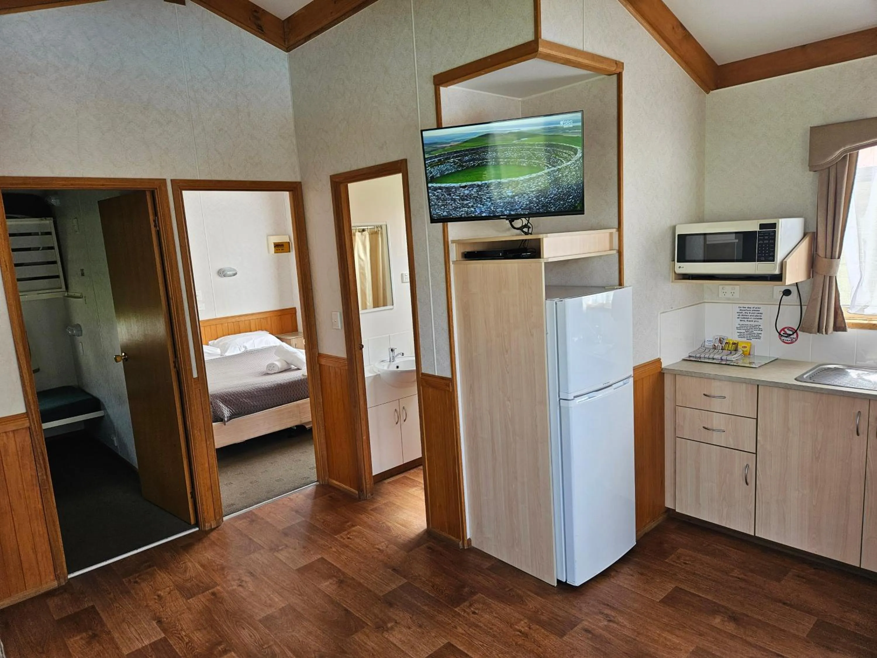 Living room, Bed in Warrnambool Motel and Holiday Park