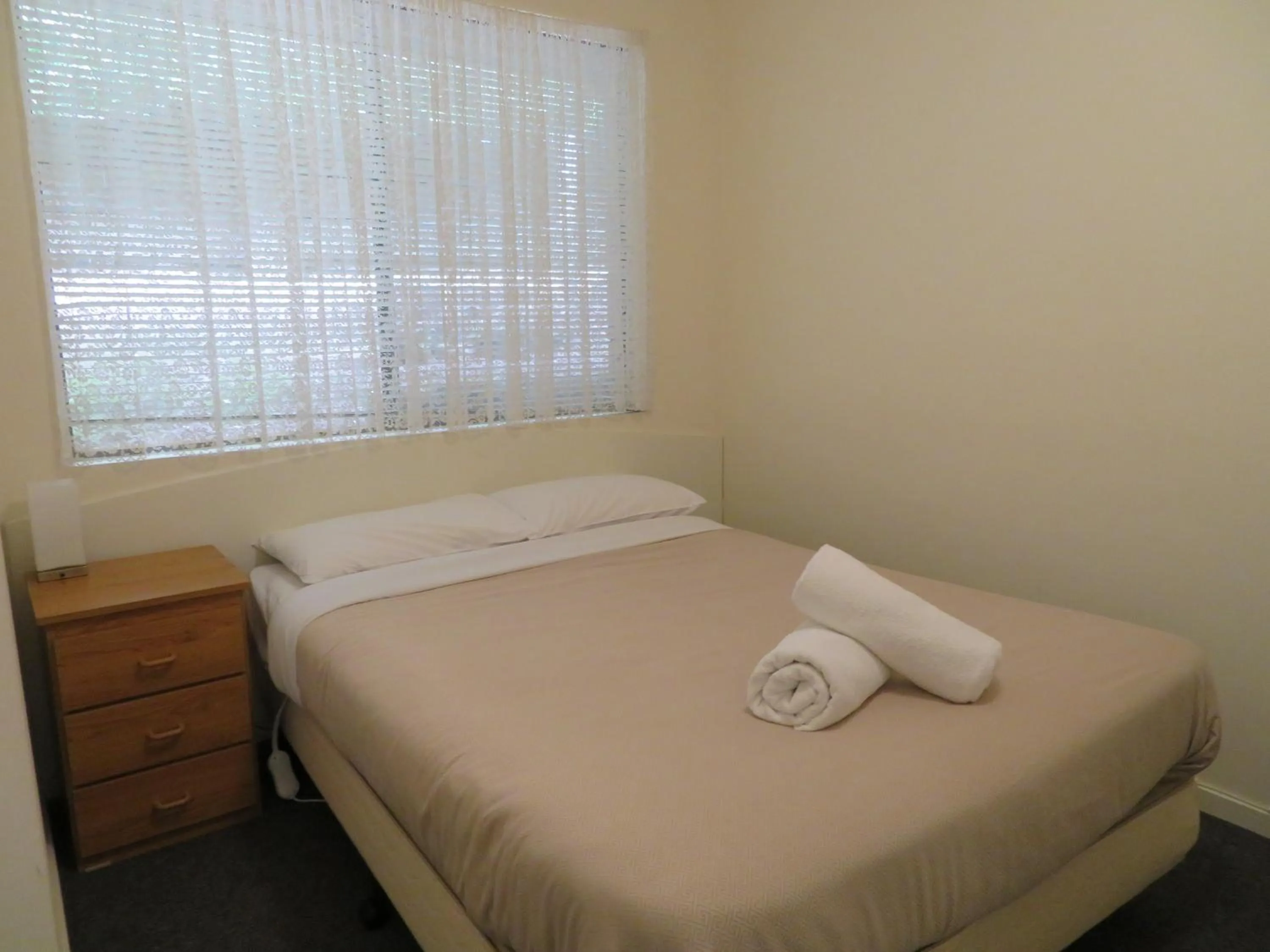 Bed in Warrnambool Motel and Holiday Park