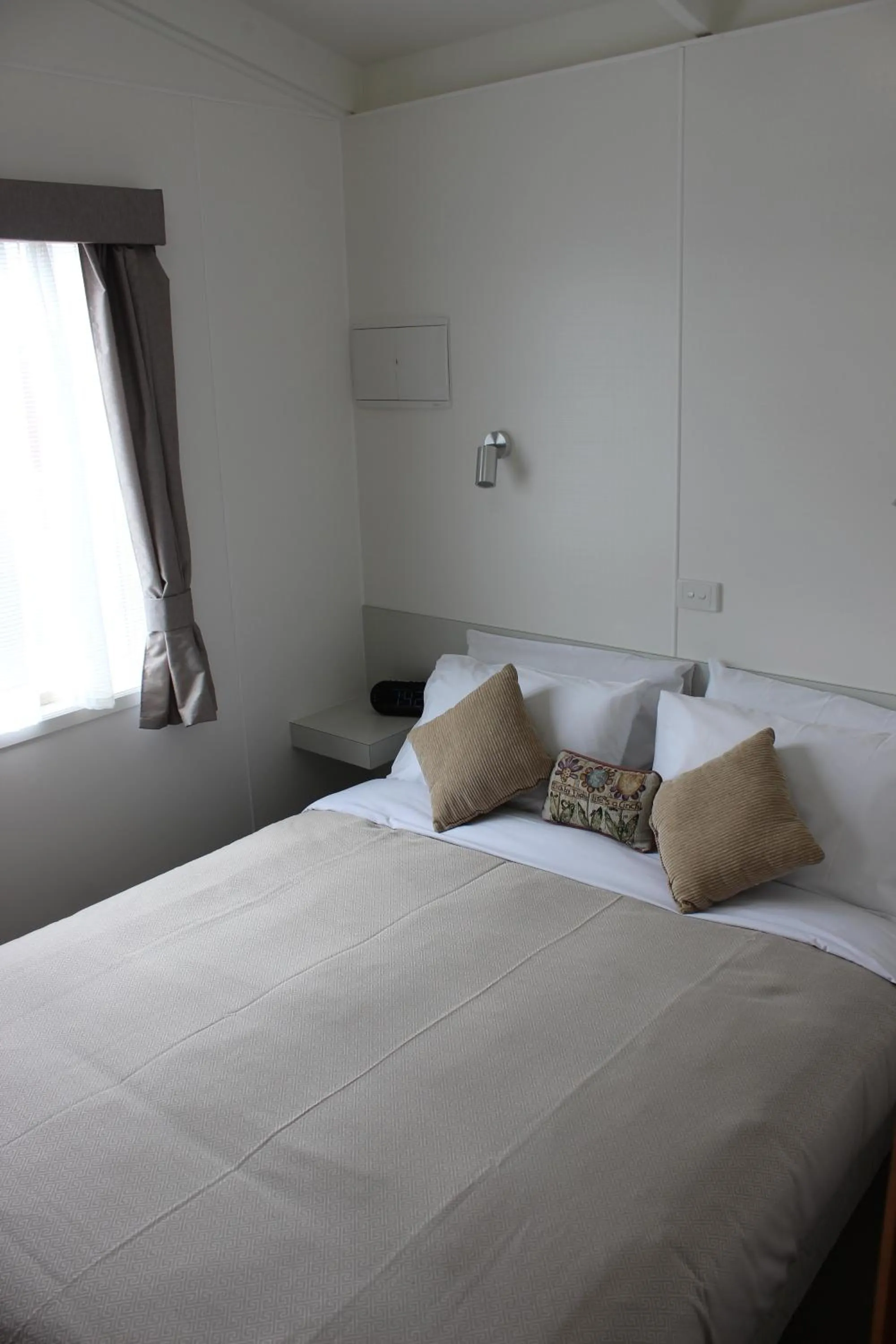 Bedroom, Bed in Warrnambool Motel and Holiday Park