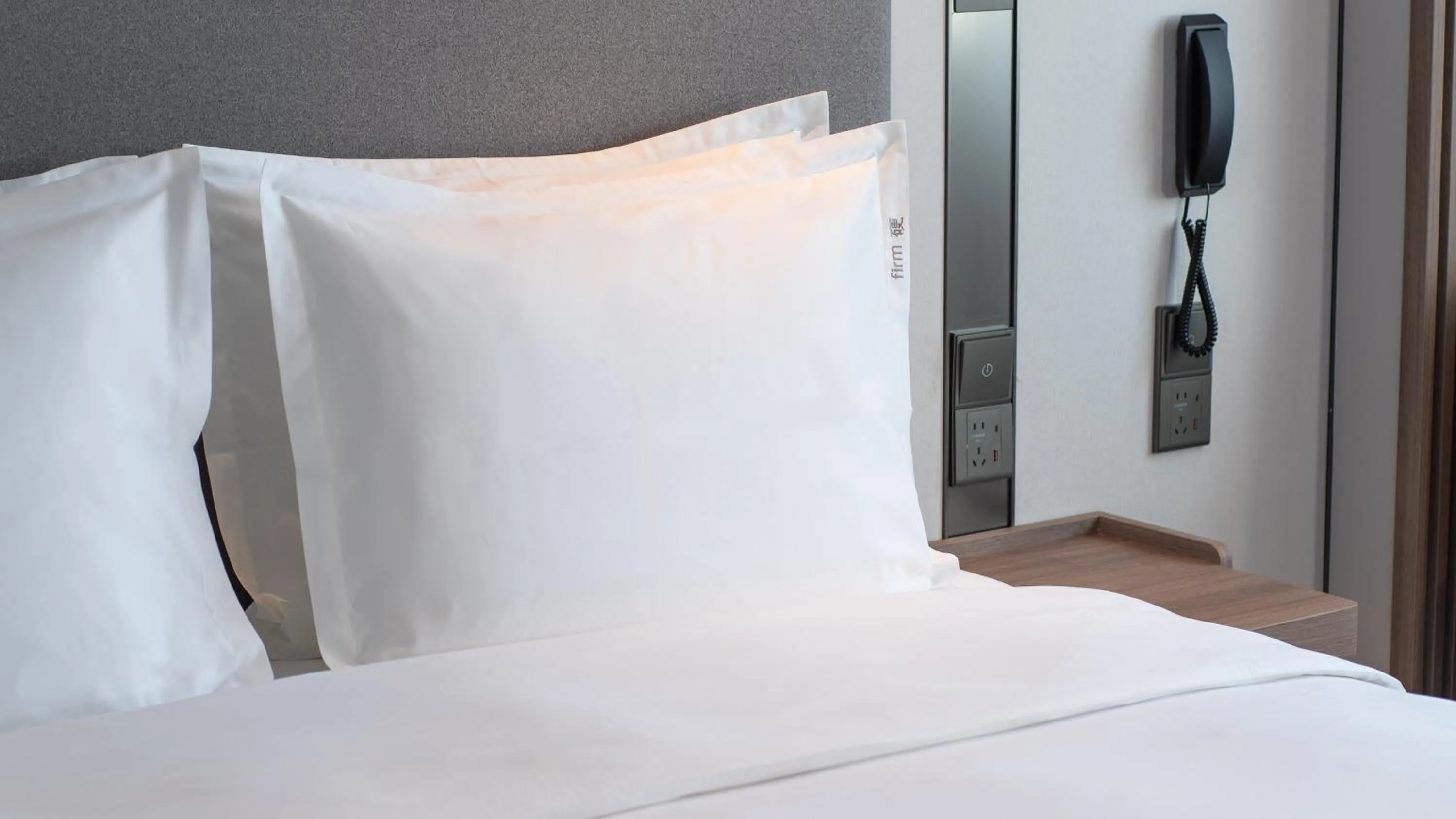 Photo of the whole room, Bed in Qingdao Lilac Hotel