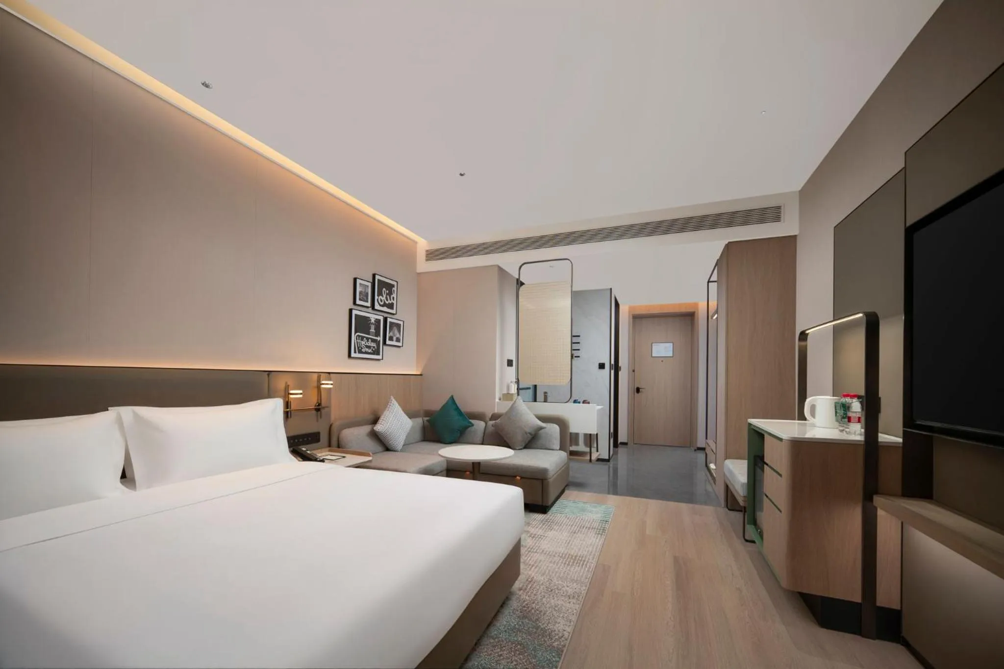 Photo of the whole room, Bed in Holiday Inn Express Qingdao Shibei by IHG