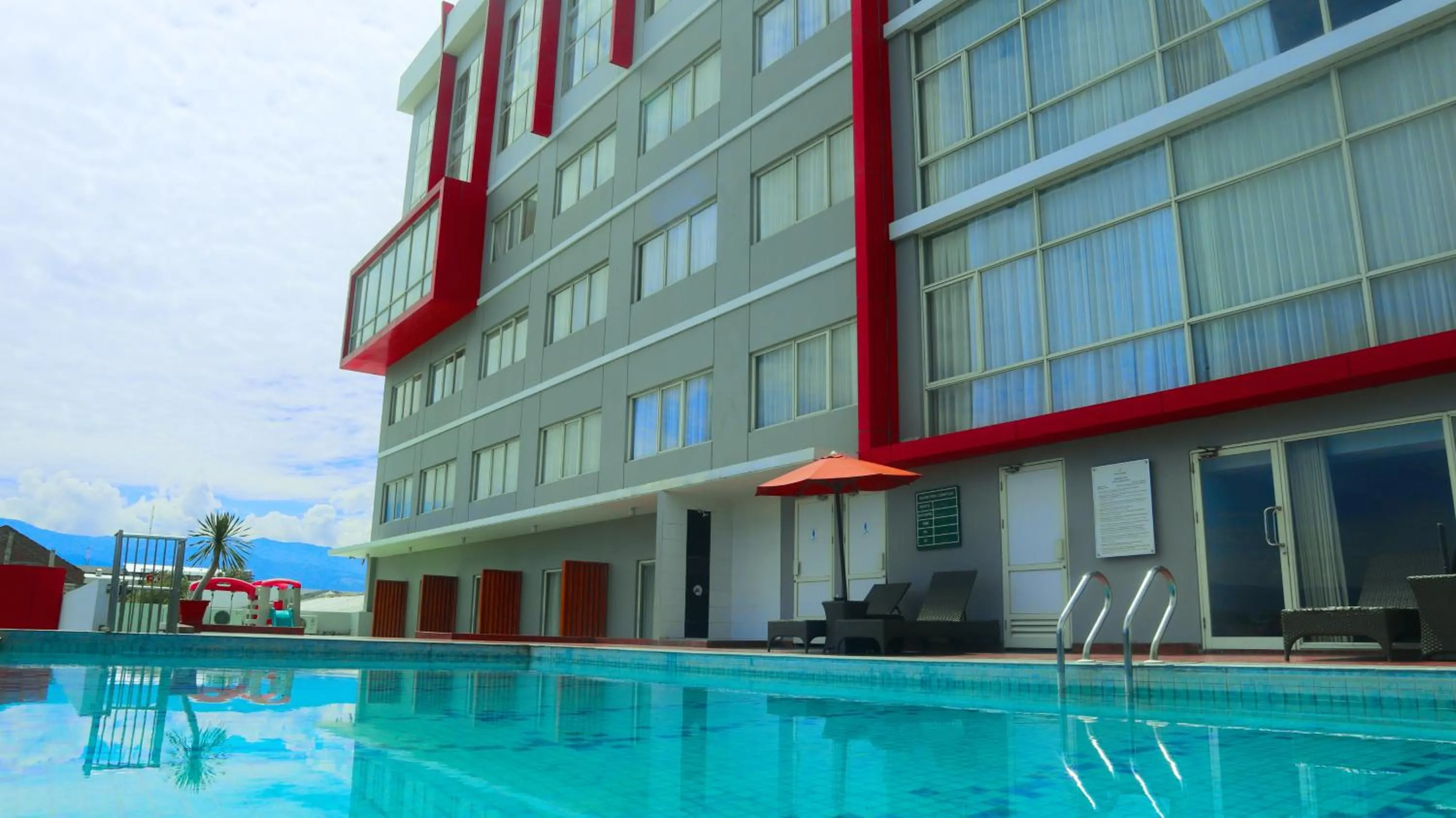 Swimming pool in Hotel Santika Palu