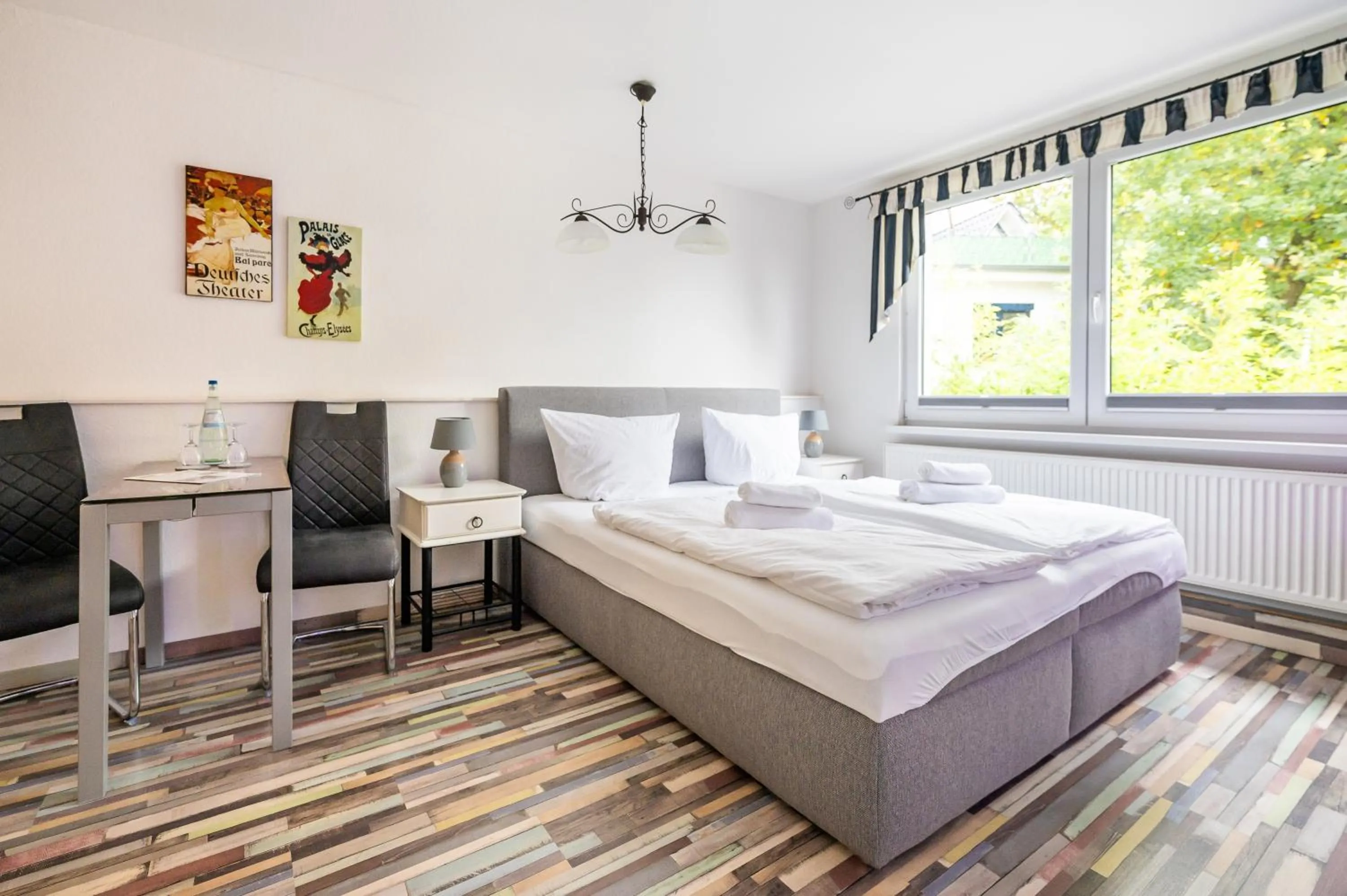 Photo of the whole room, Bed in Oma's Küche & Quartier