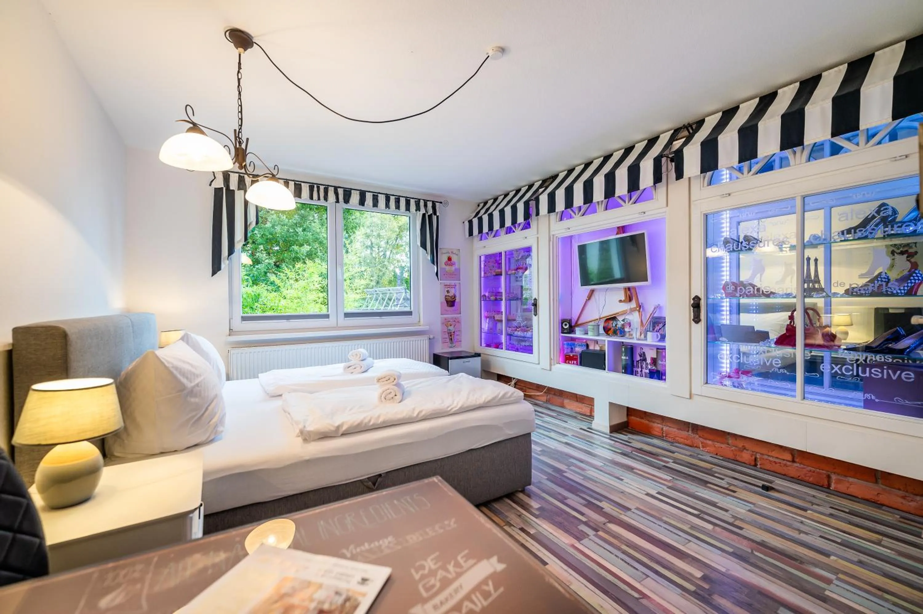 Photo of the whole room, Bed in Oma's Küche & Quartier