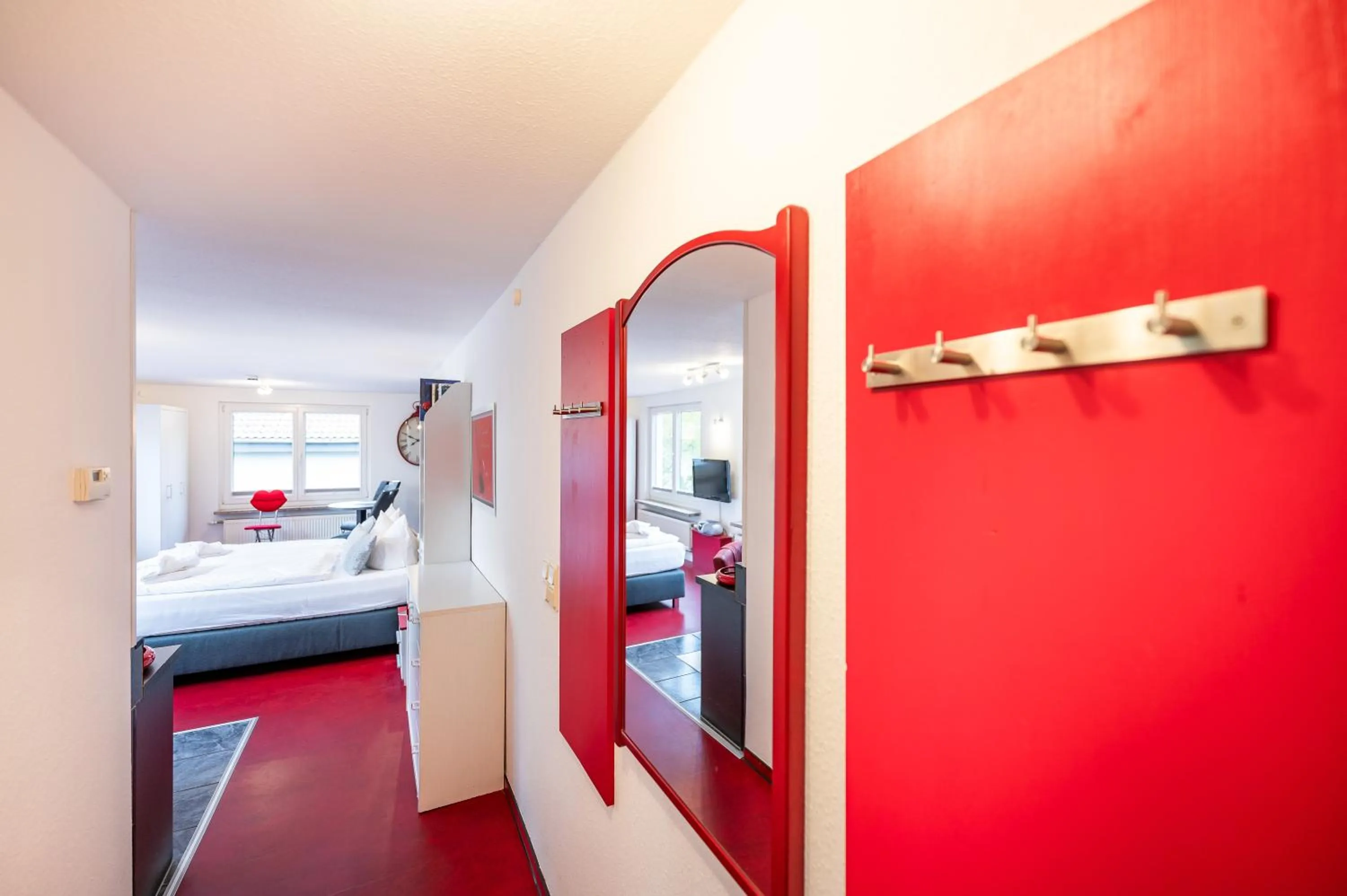 Photo of the whole room, Bed in Oma's Küche & Quartier