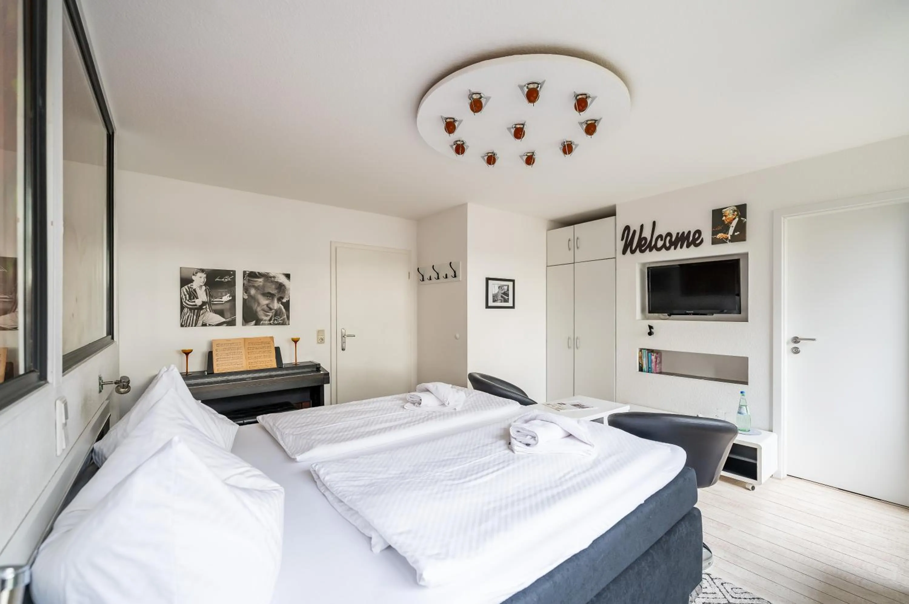 Photo of the whole room, Bed in Oma's Küche & Quartier