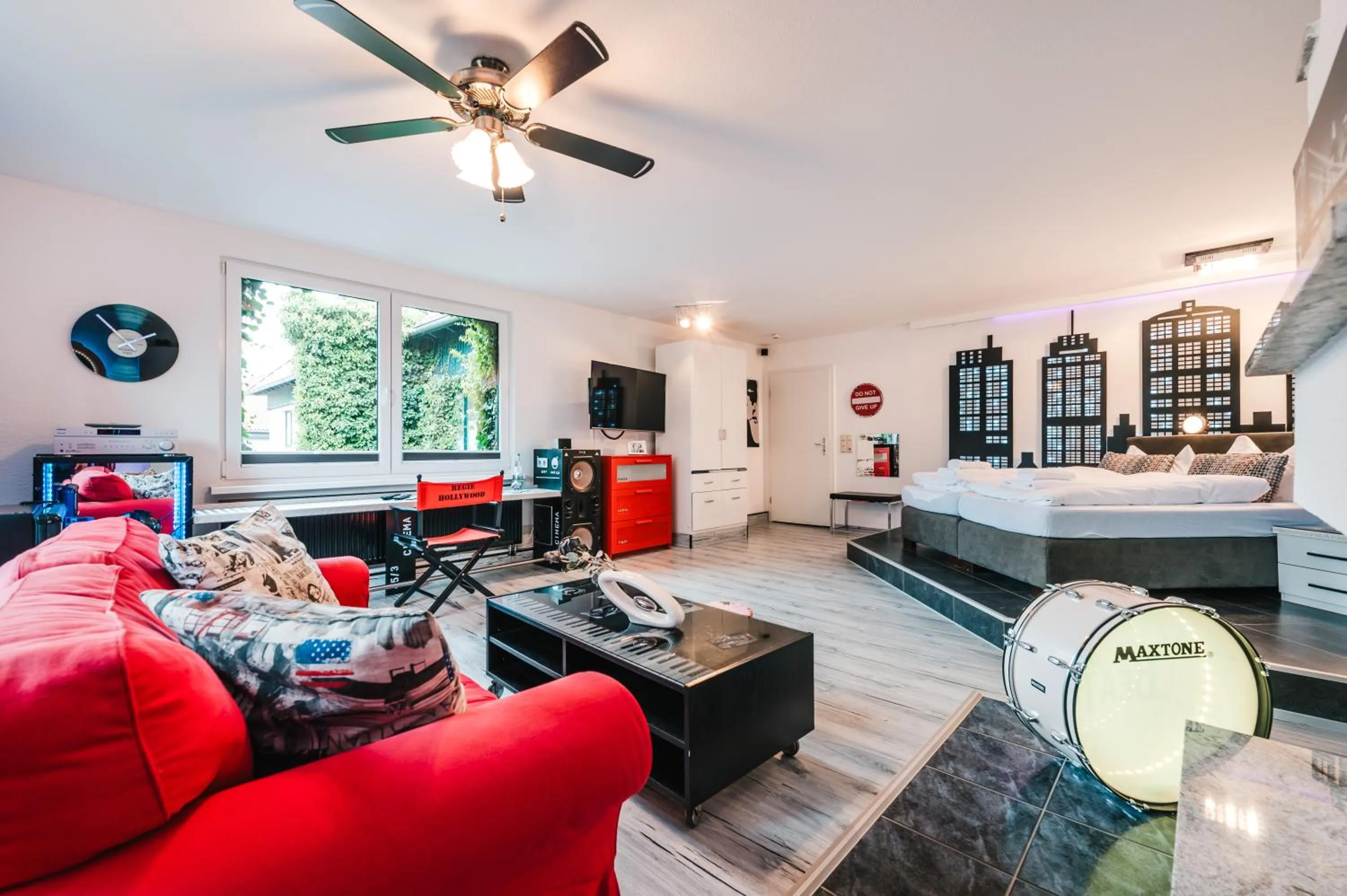 Photo of the whole room, Bed in Oma's Küche & Quartier