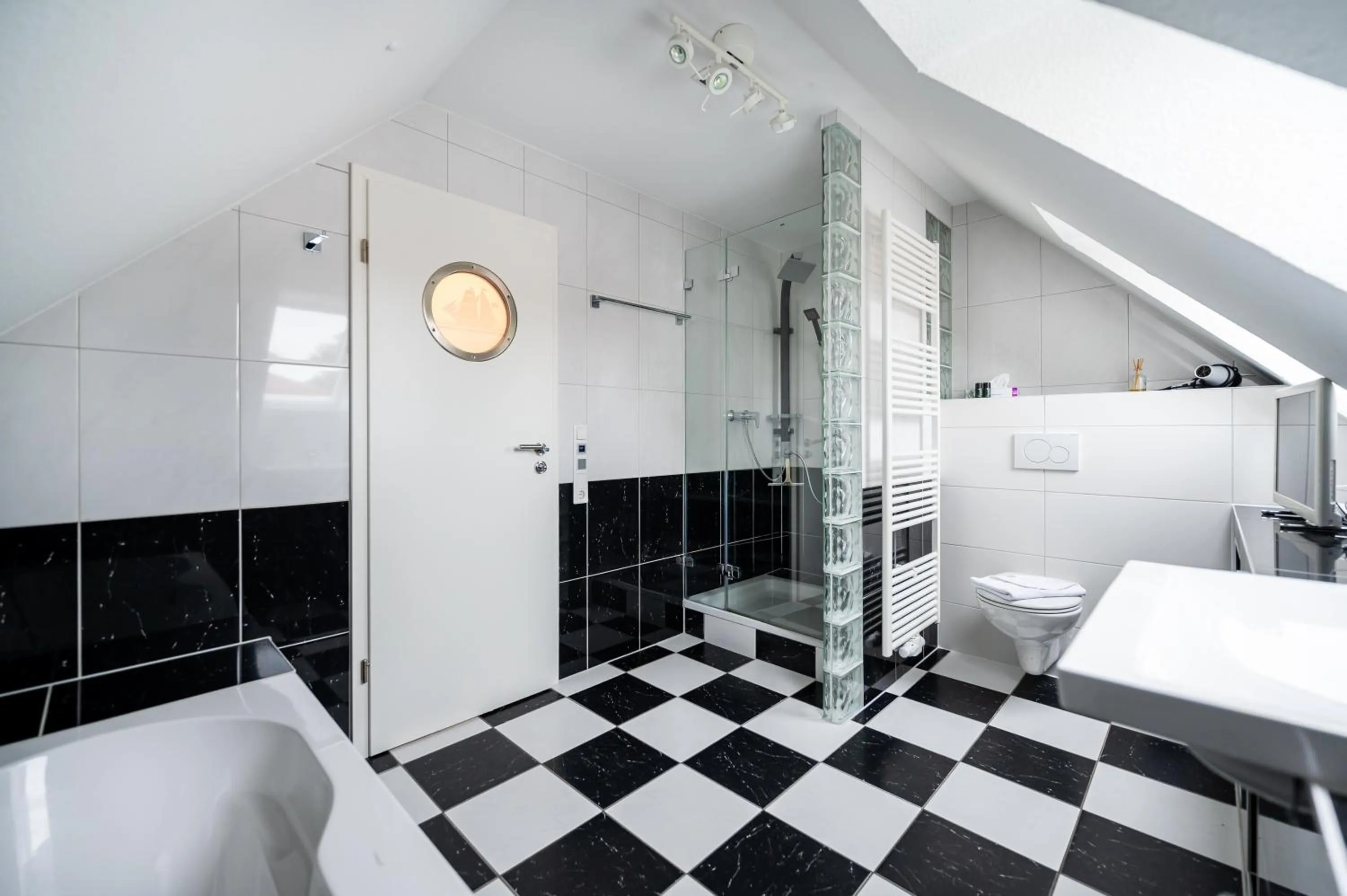 Bathroom, Bed in Oma's Küche & Quartier