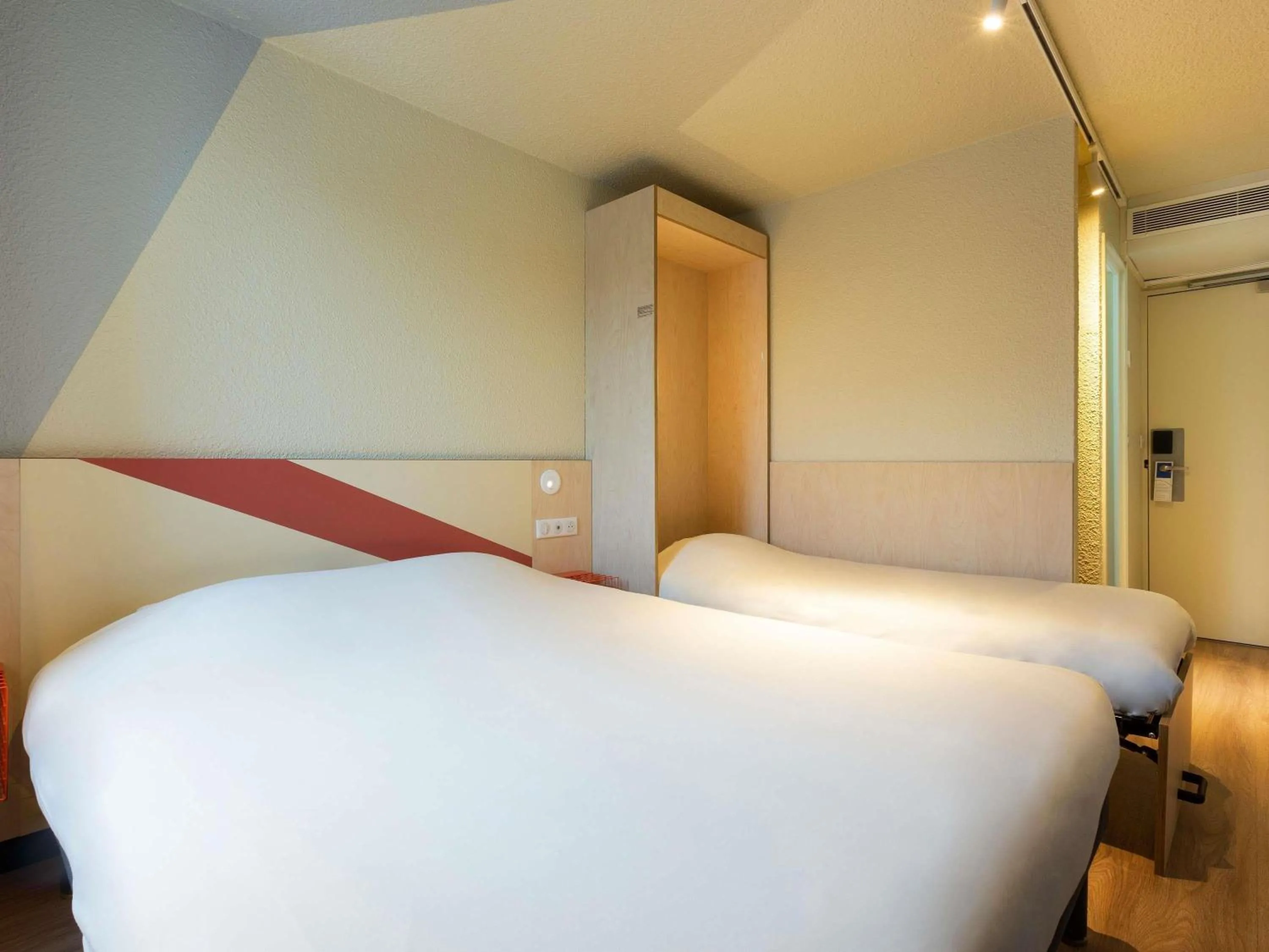 Bedroom, Bed in ibis budget Antony Massy rénové 2024