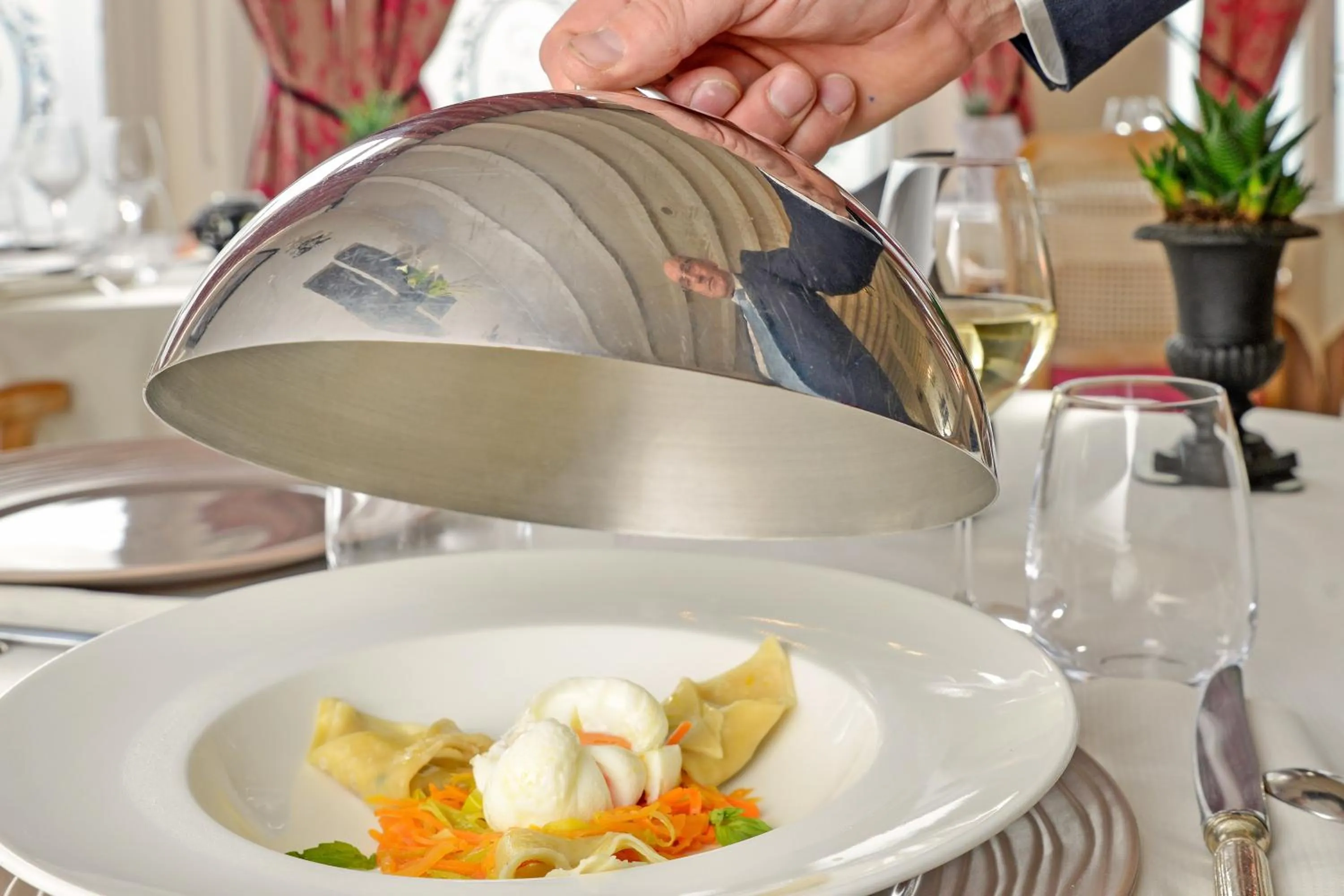 Restaurant/places to eat in Logis Hotel Restaurant Le Cheval Blanc