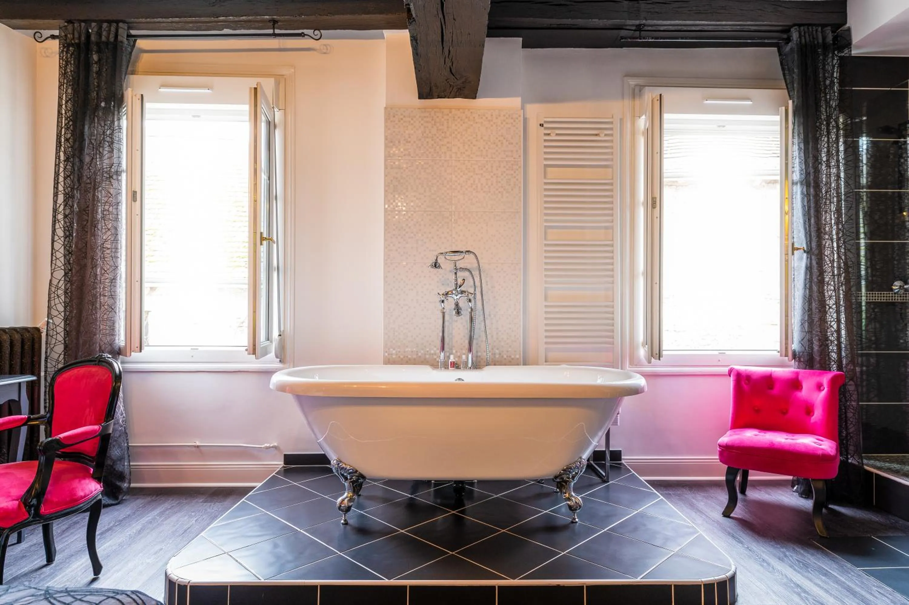 Bath in Logis Hotel Restaurant Le Cheval Blanc