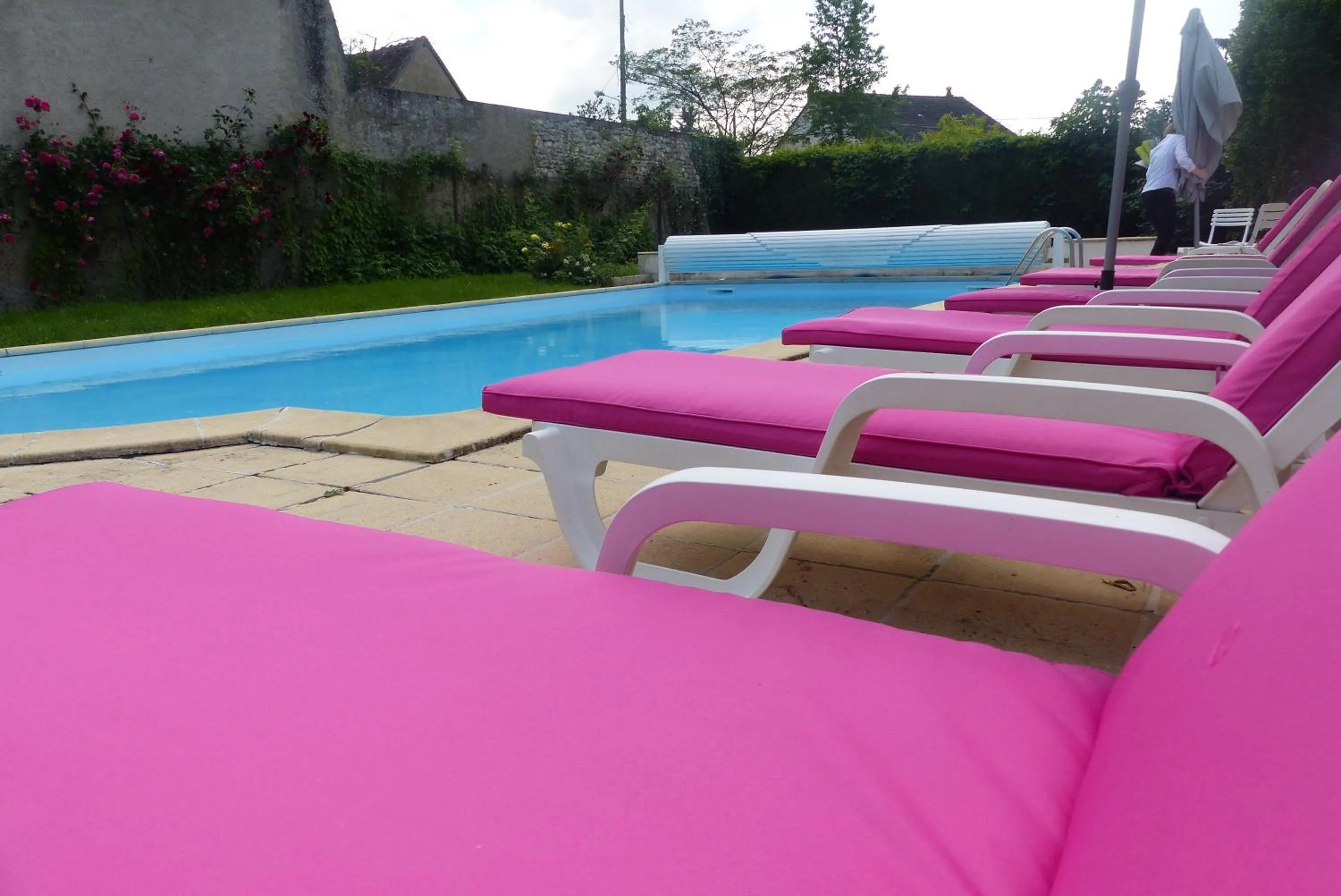 Garden in Logis Hotel Restaurant Le Cheval Blanc