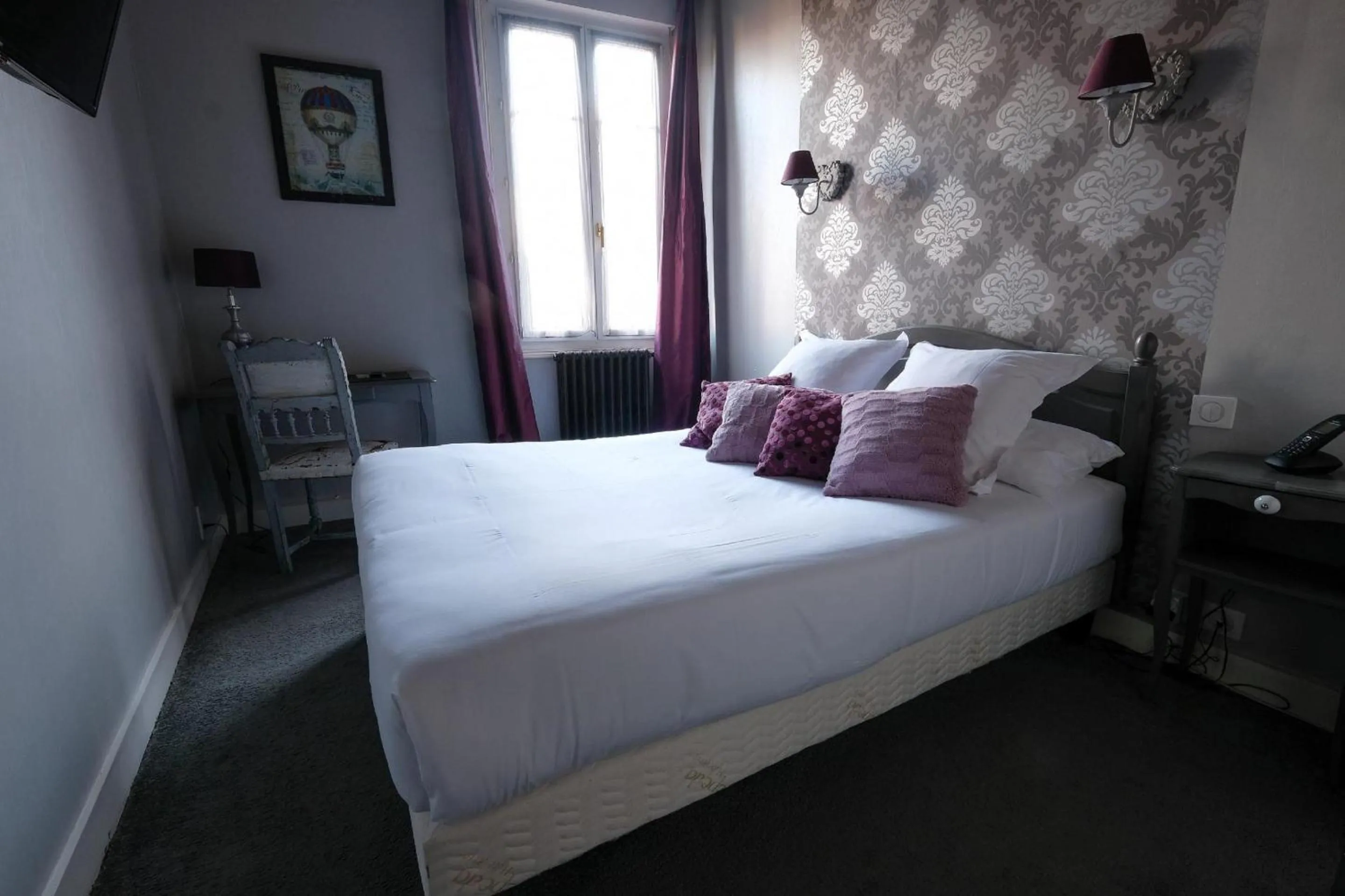 Photo of the whole room, Bed in Logis Hotel Restaurant Le Cheval Blanc