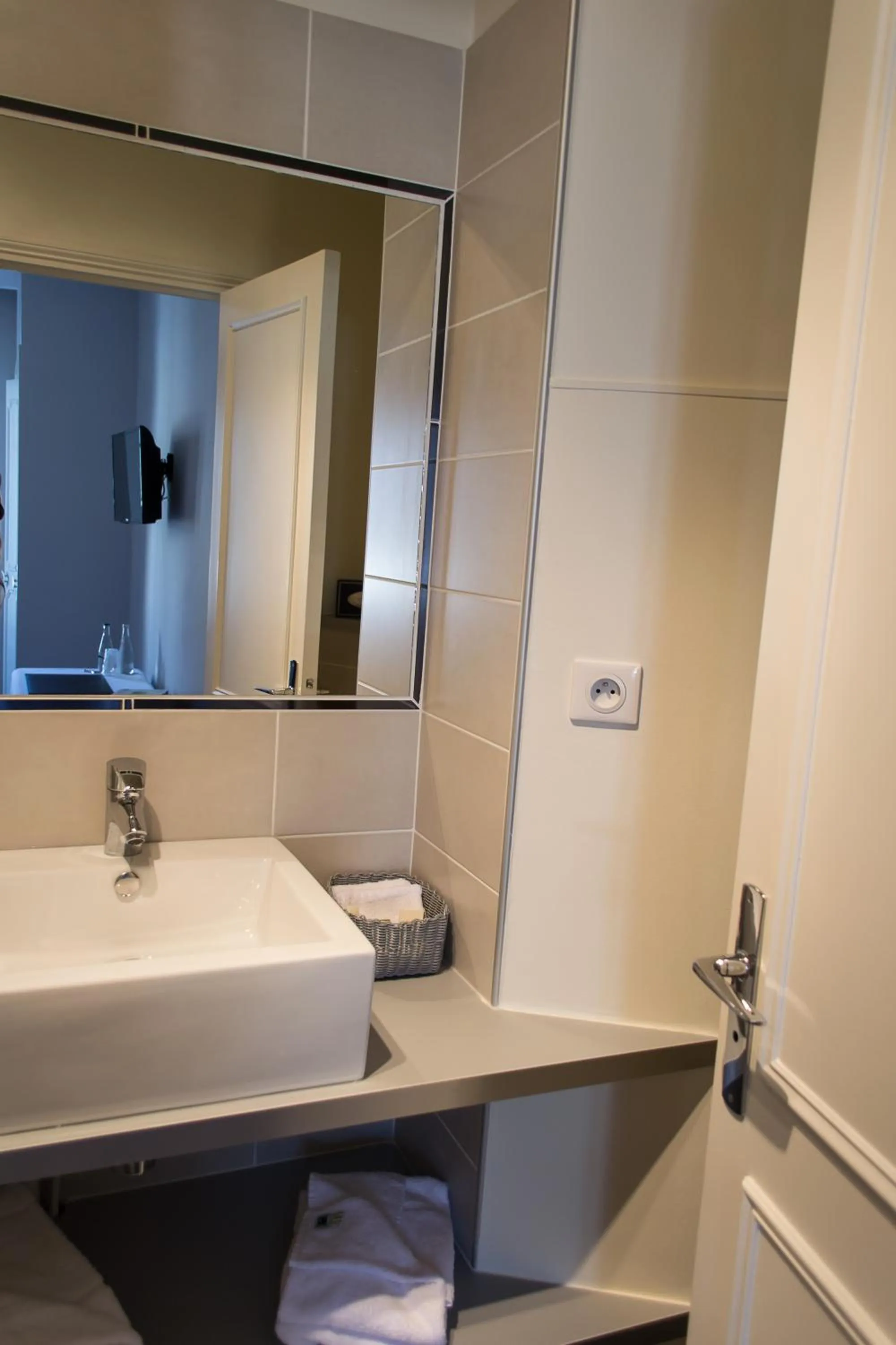 Bathroom in Logis Hotel Restaurant Le Cheval Blanc