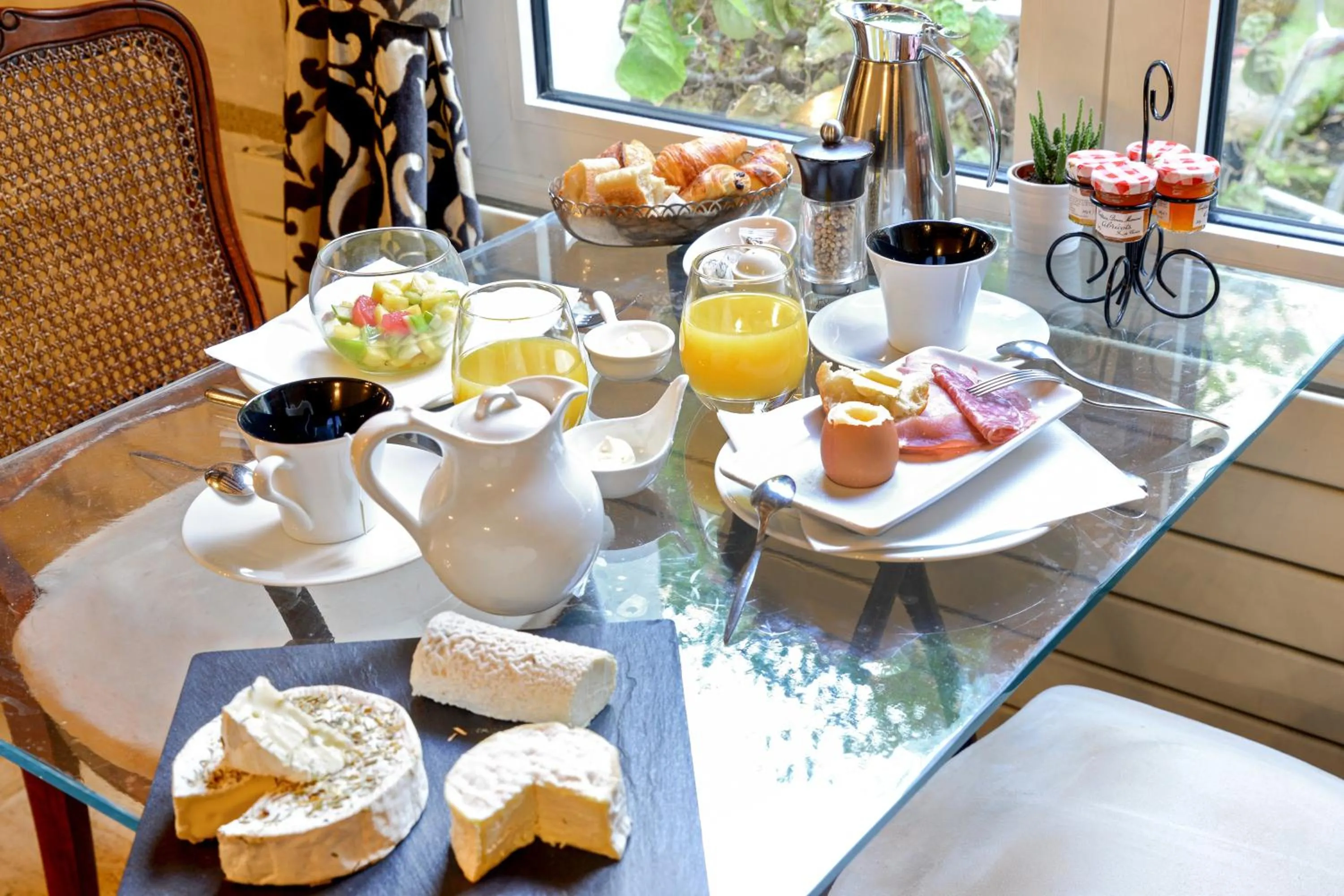 Breakfast in Logis Hotel Restaurant Le Cheval Blanc