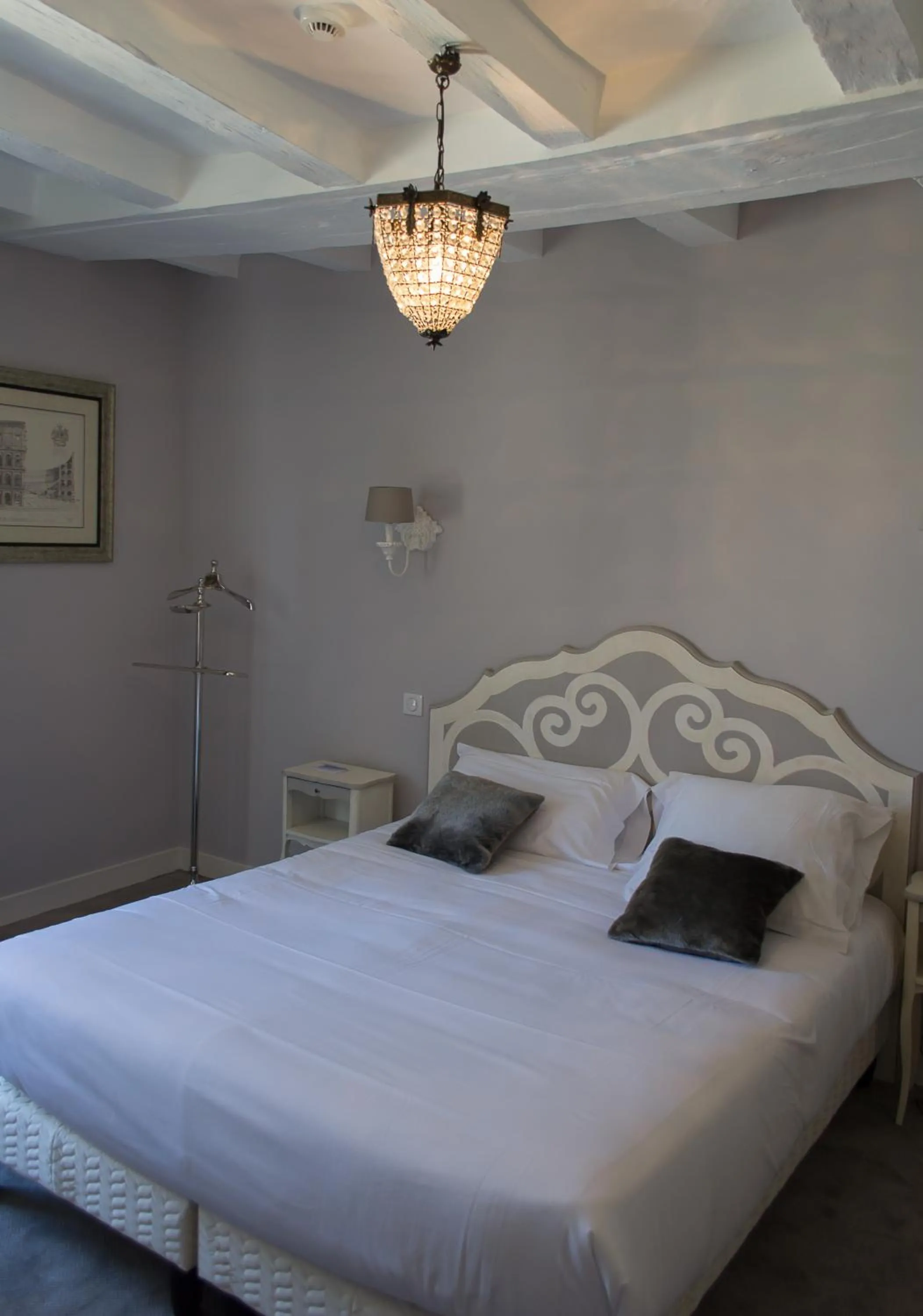 Photo of the whole room, Bed in Logis Hotel Restaurant Le Cheval Blanc