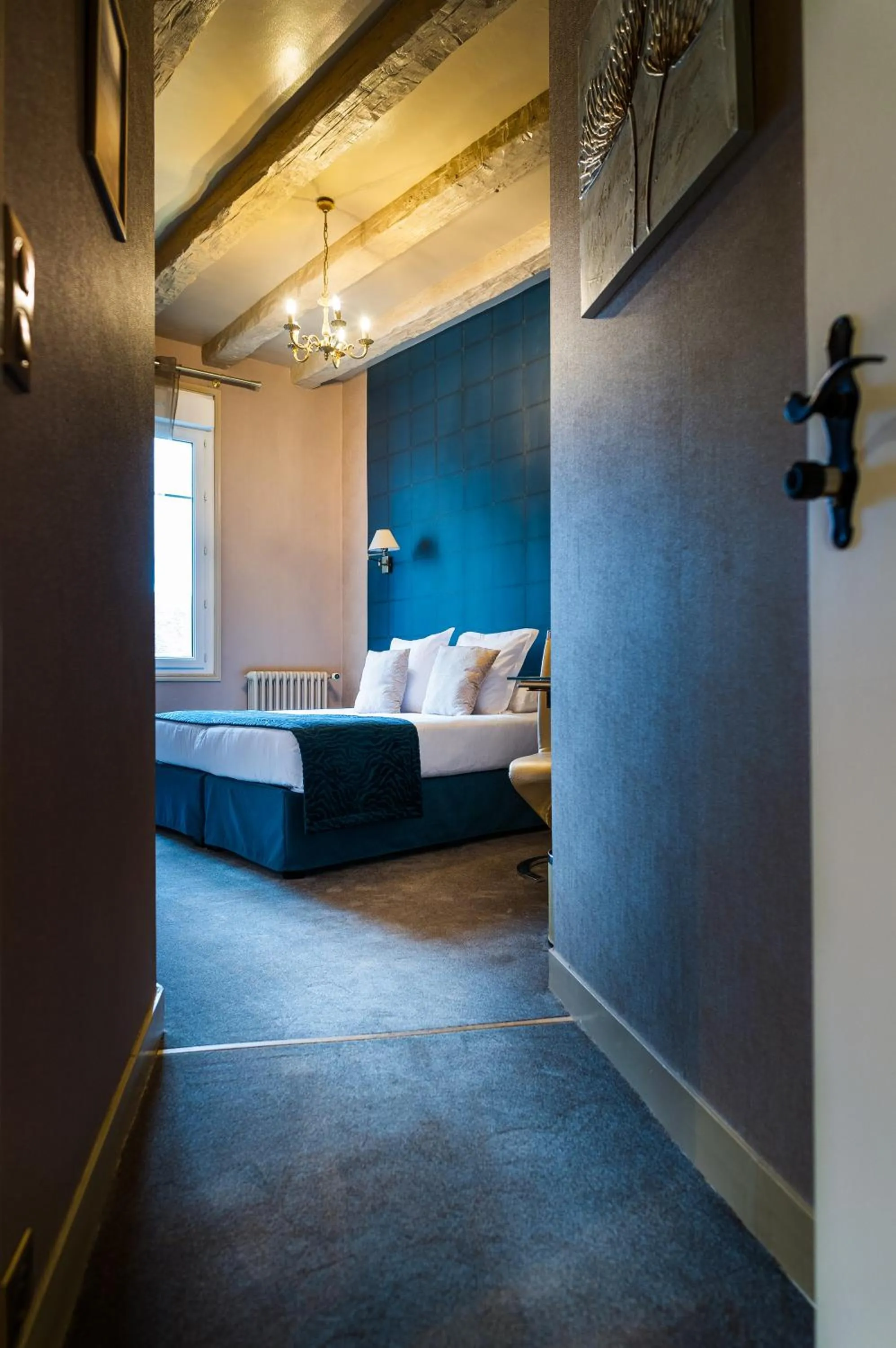 Photo of the whole room, Bed in Logis Hotel Restaurant Le Cheval Blanc