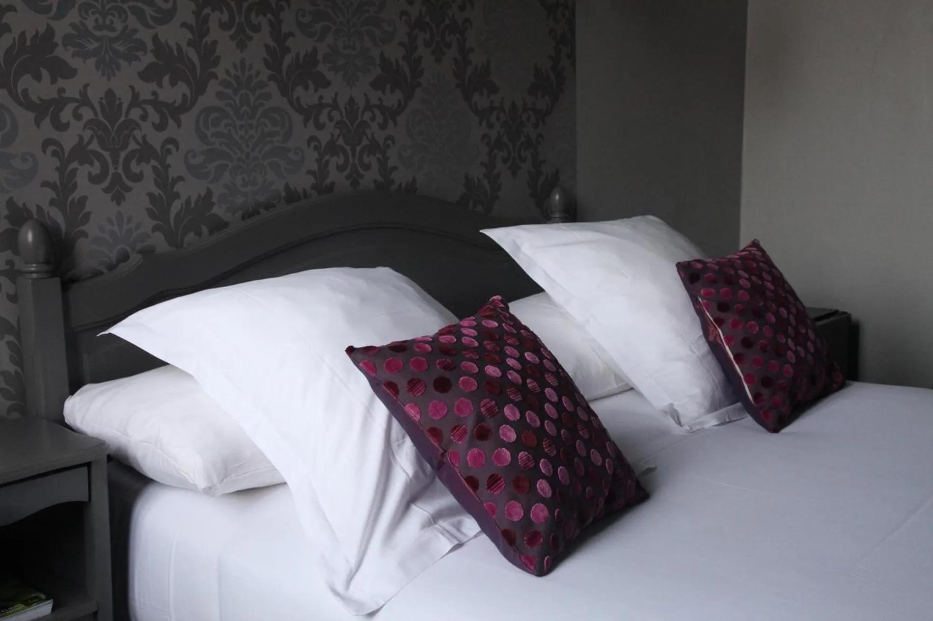 Bed in Logis Hotel Restaurant Le Cheval Blanc