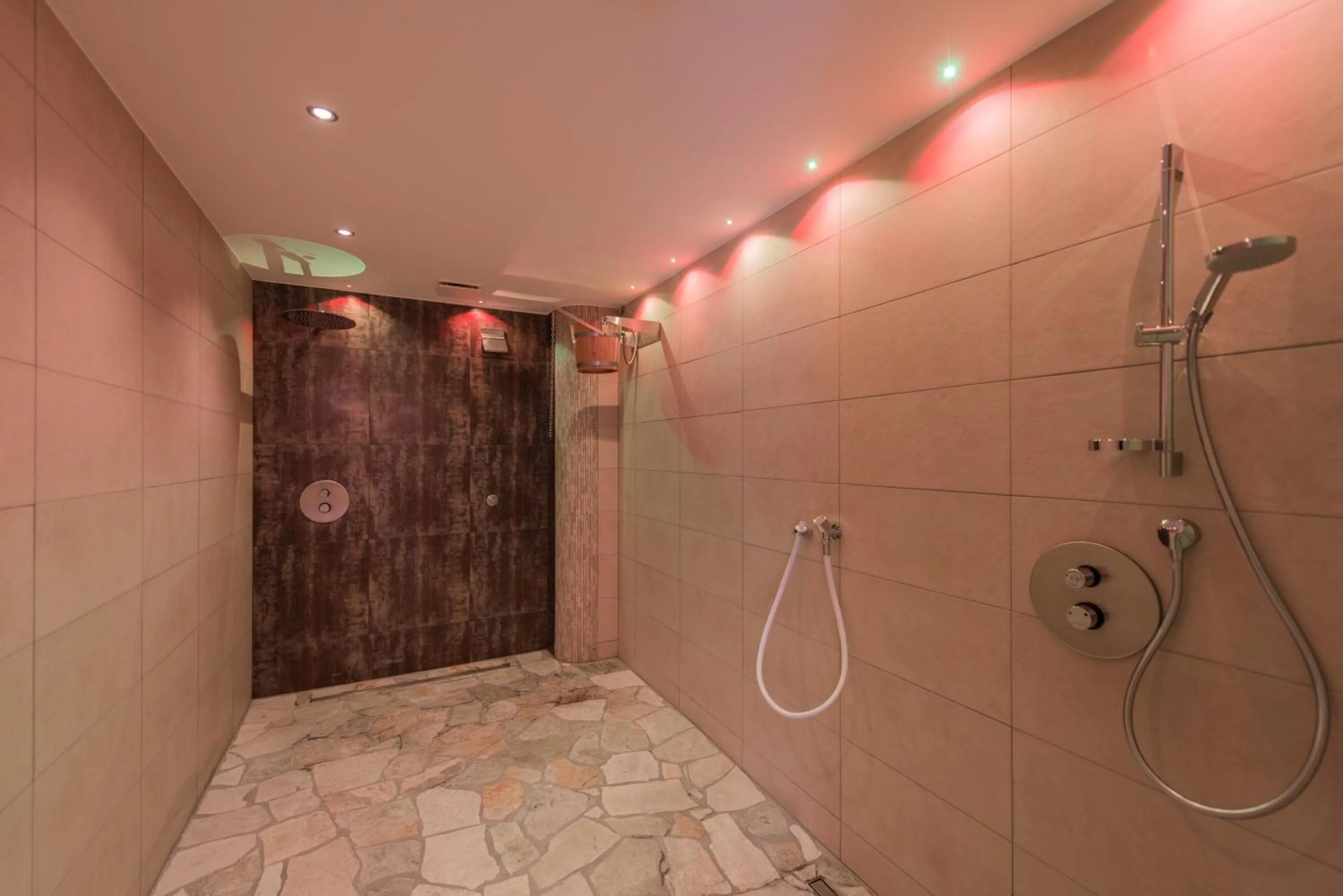 Shower in Schmalzlhof Hotel & Apartments