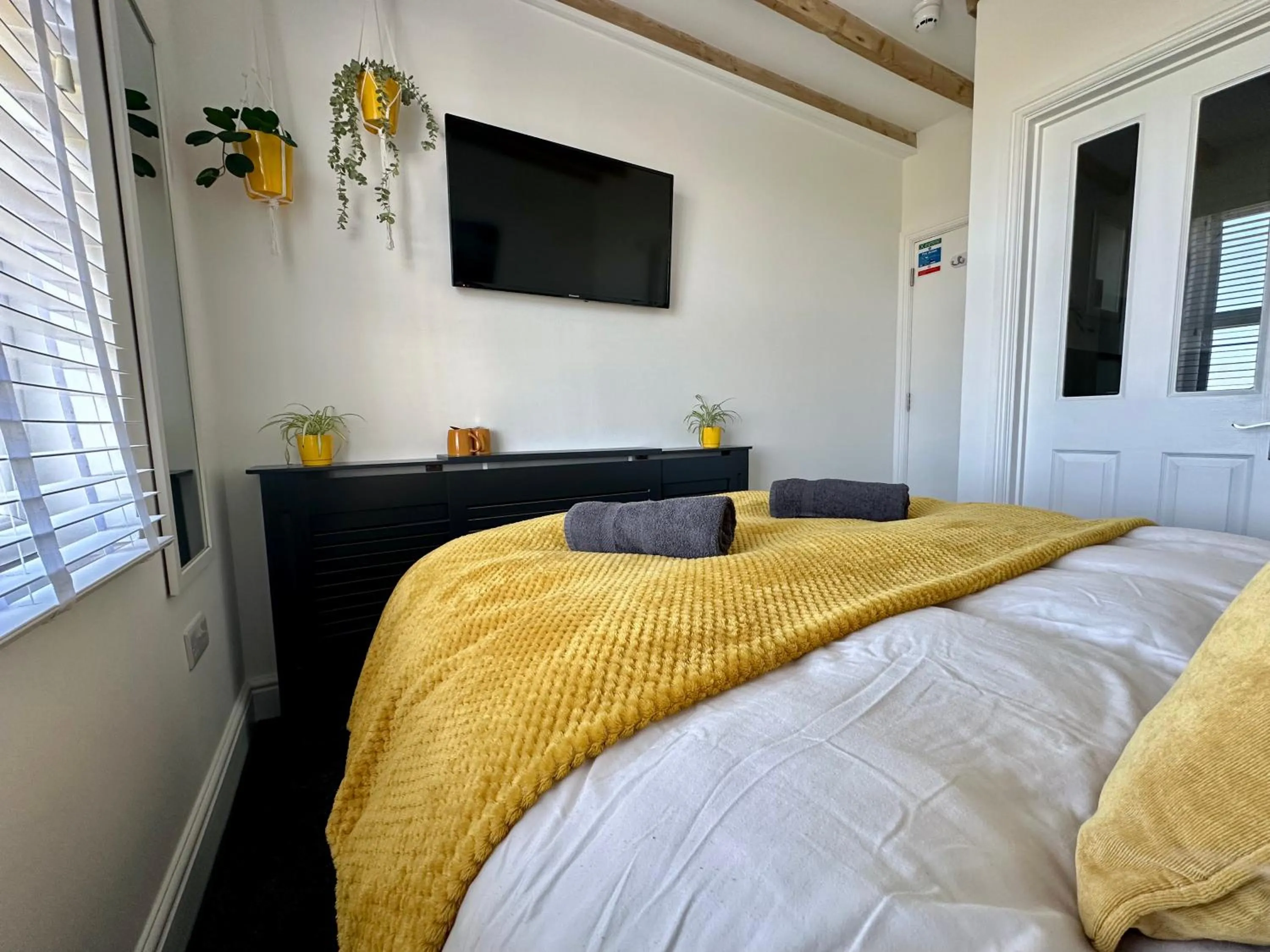 Bedroom, Bed in Breakers Guest House