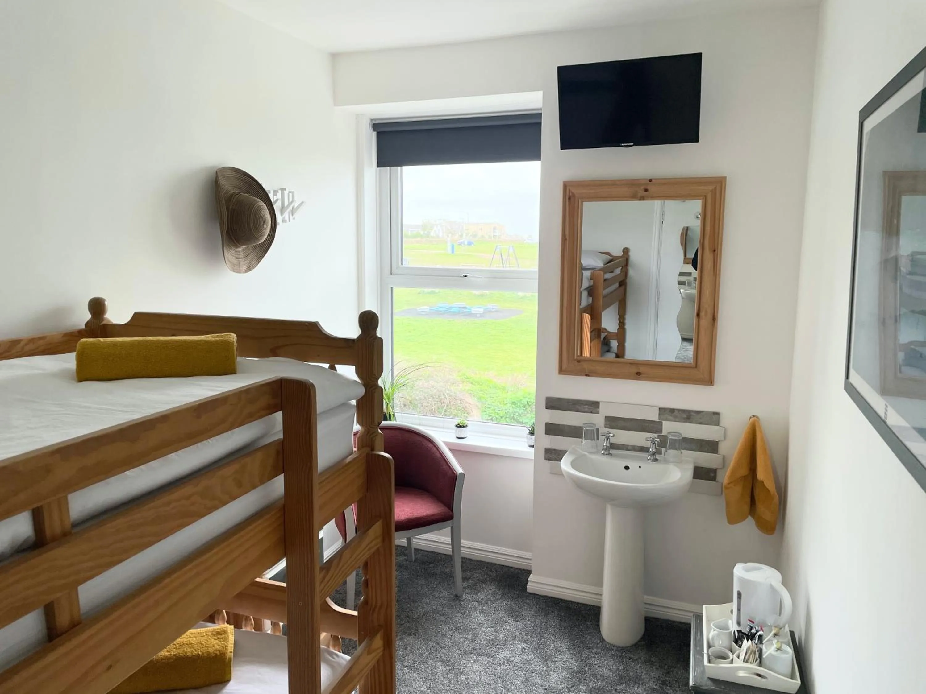 Bedroom, Bed in Breakers Guest House