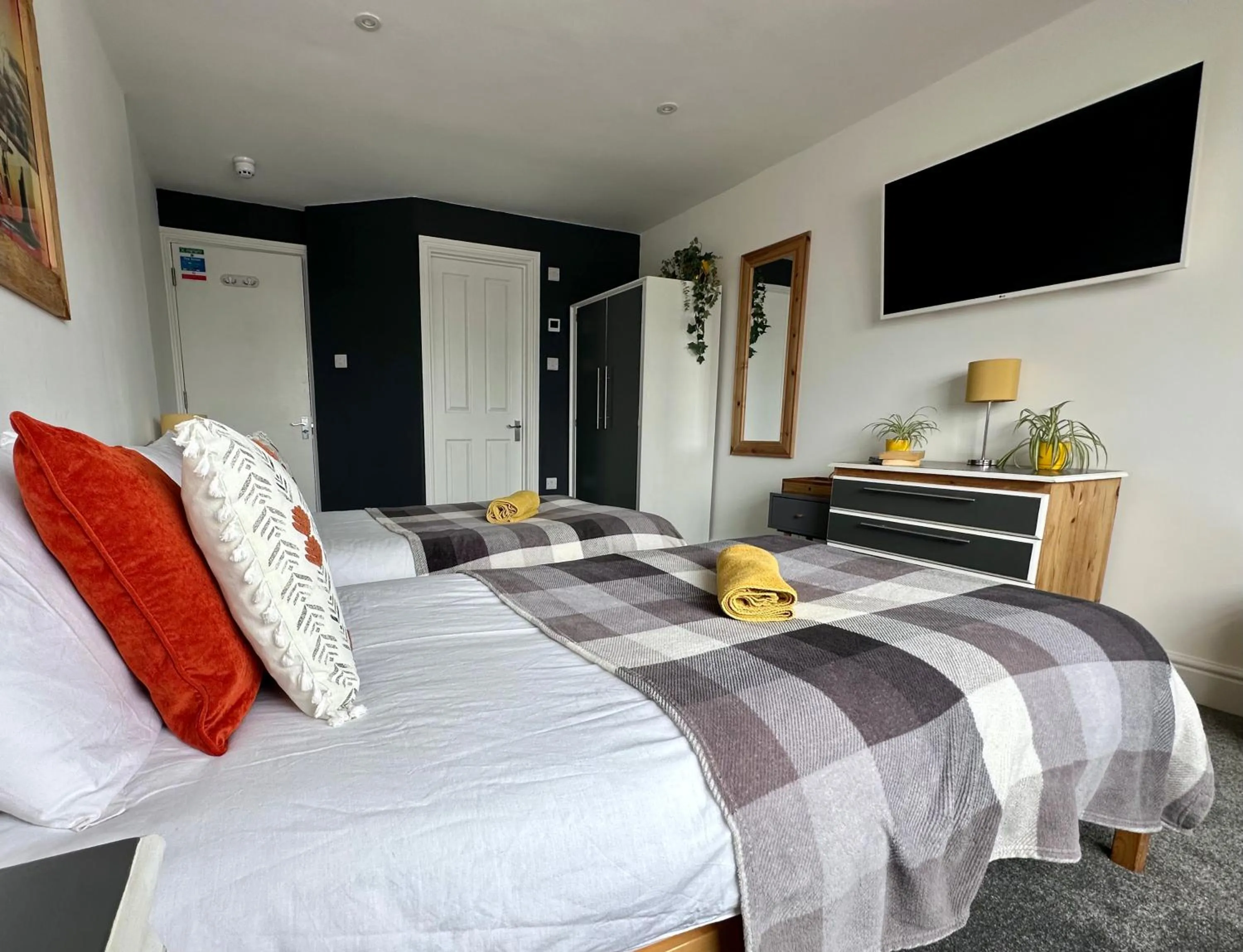 Bedroom, Bed in Breakers Guest House