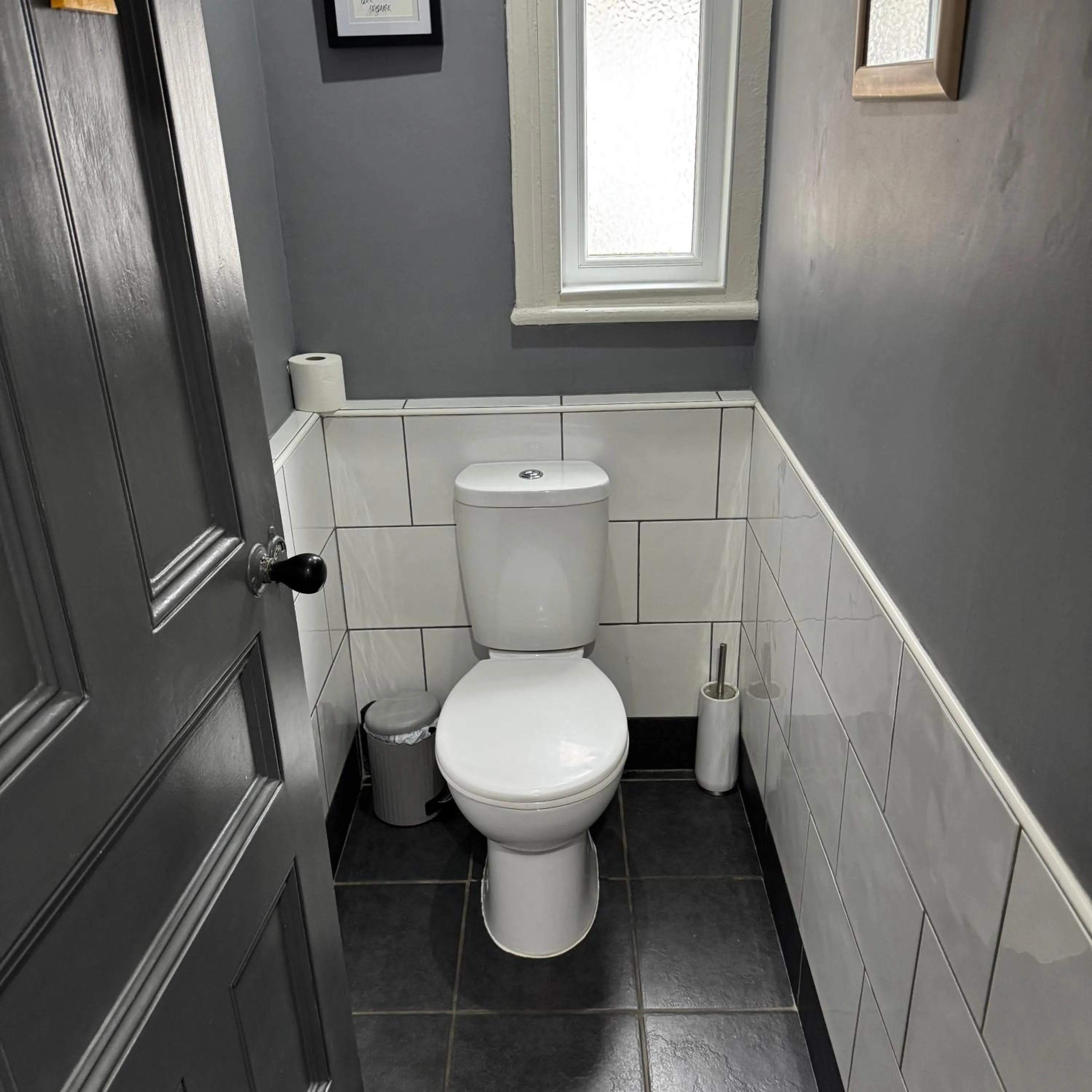Toilet in Breakers Guest House