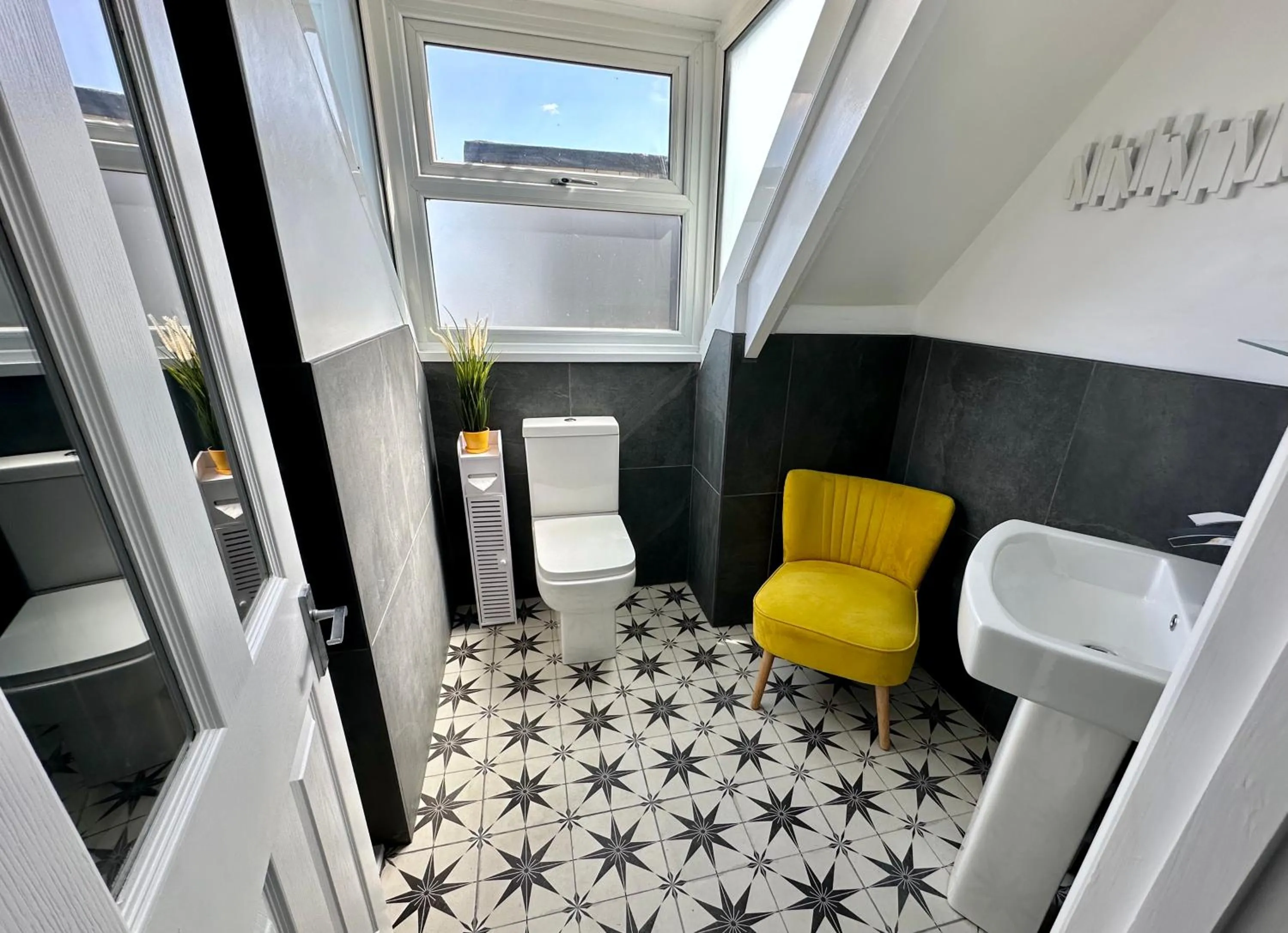 Toilet in Breakers Guest House