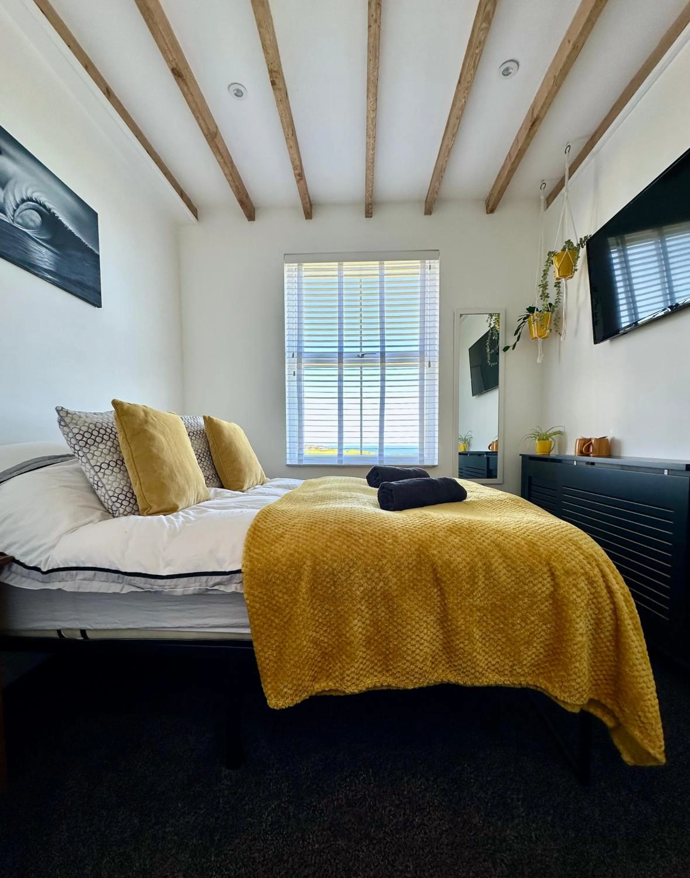 Bedroom, Bed in Breakers Guest House
