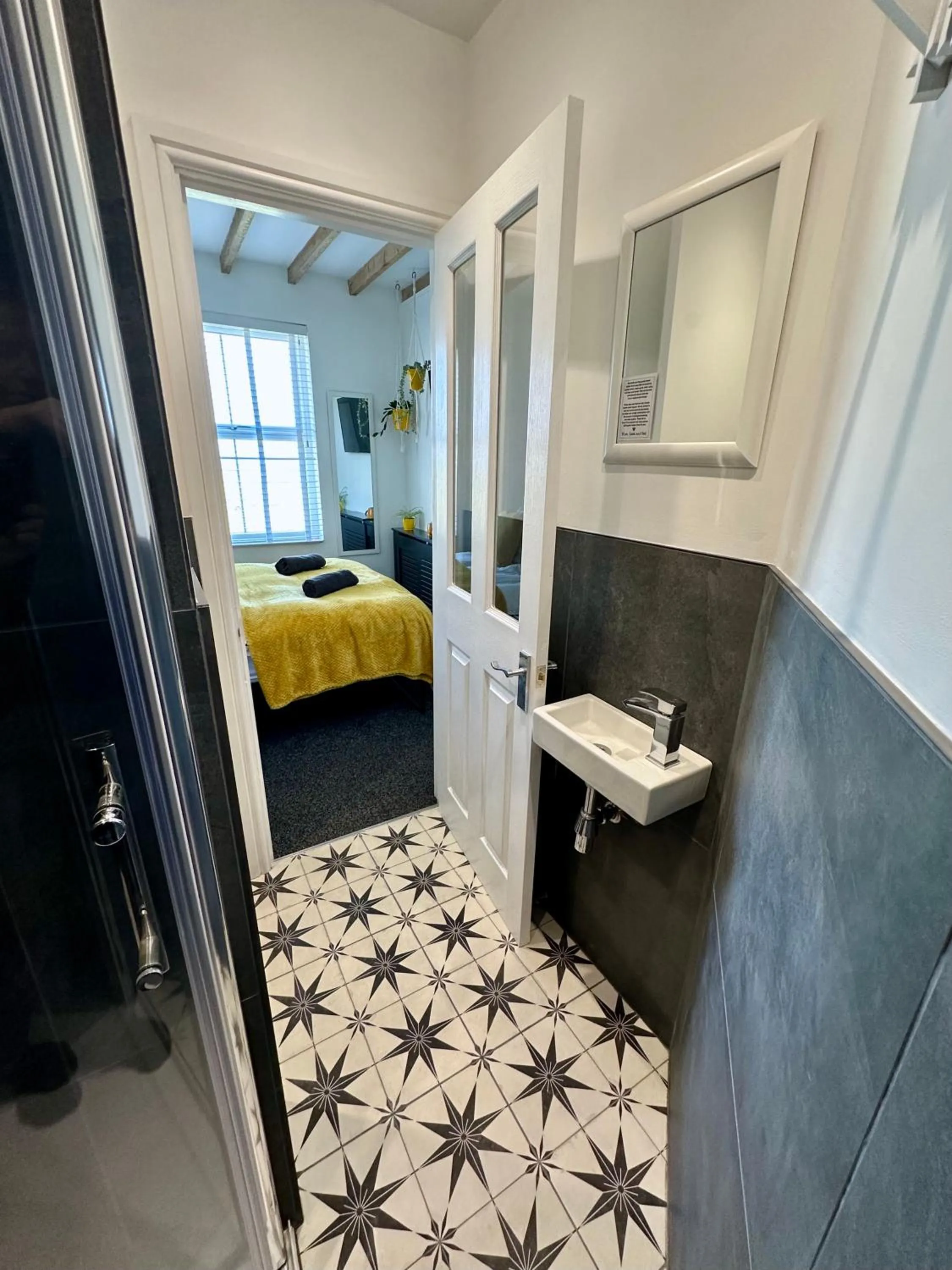 Bathroom, Bed in Breakers Guest House