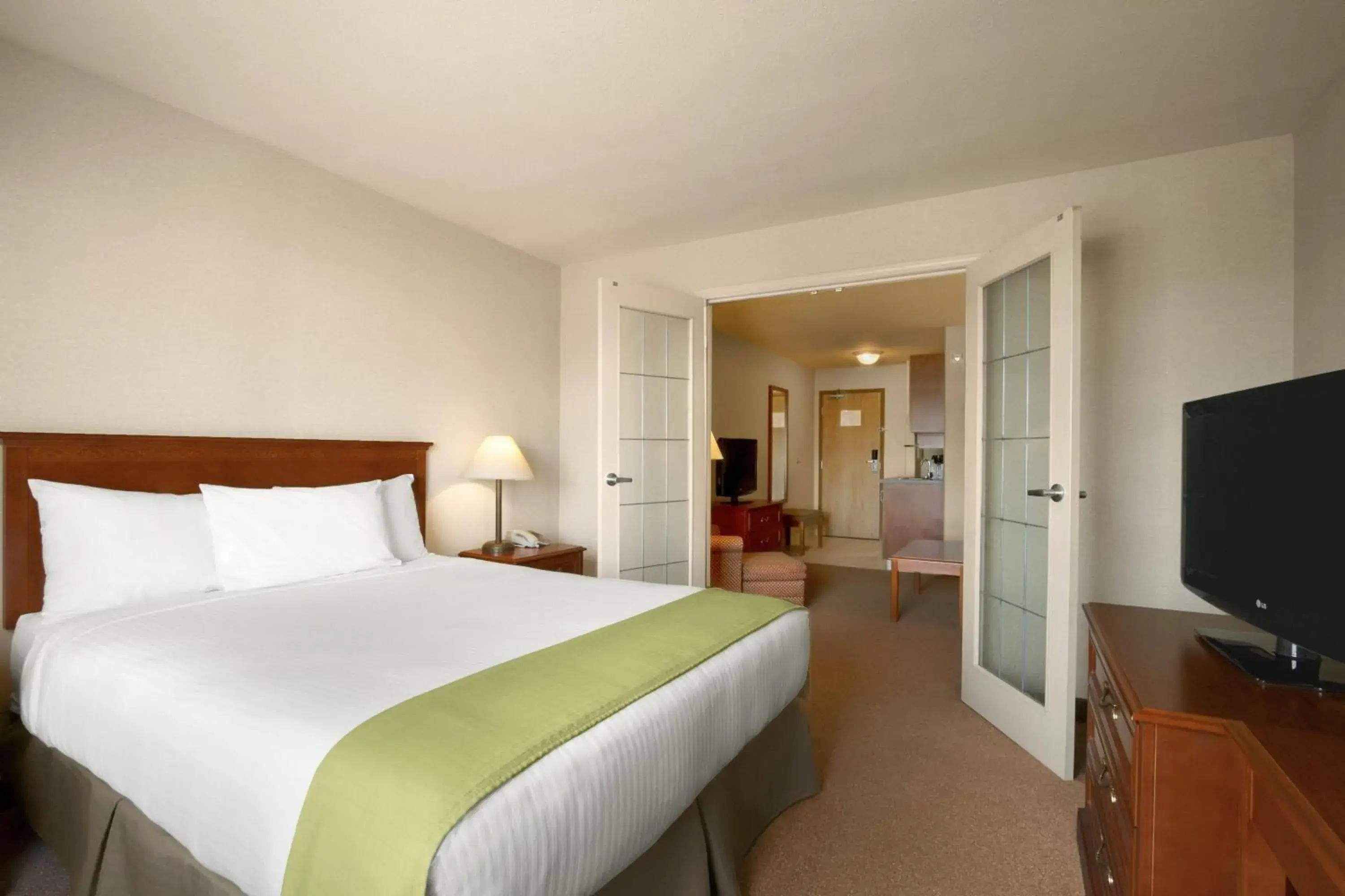 One-Bedroom Queen Suite - Non-Smoking in Super 8 by Wyndham Fort St. John BC One-Bedroom Queen Suite - Non-Smoking in Super 8 by Wyndham Fort St. John BC