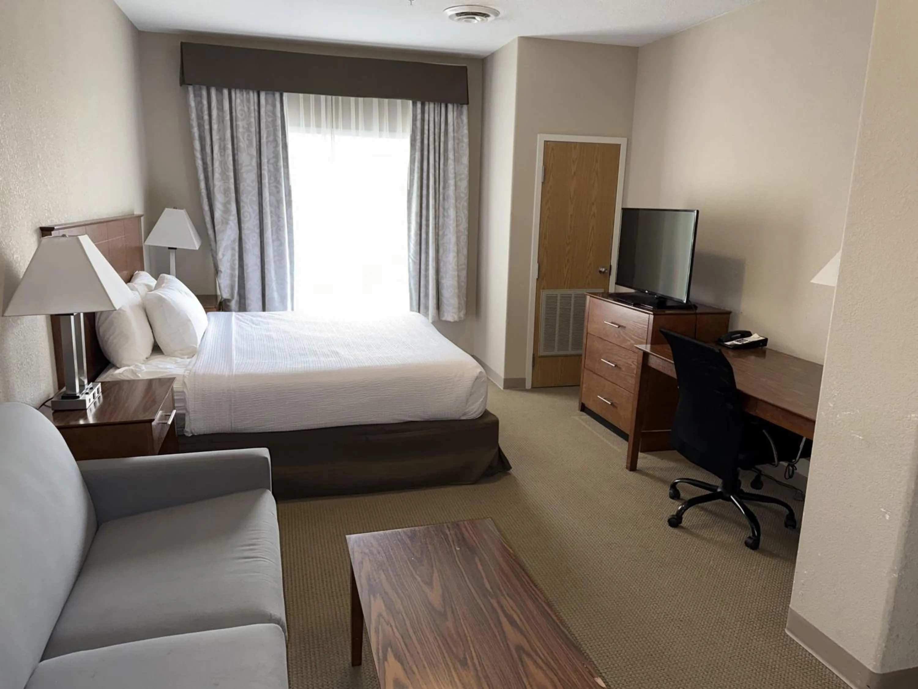 Photo of the whole room, Bed in Super 8 by Wyndham Fort St. John BC