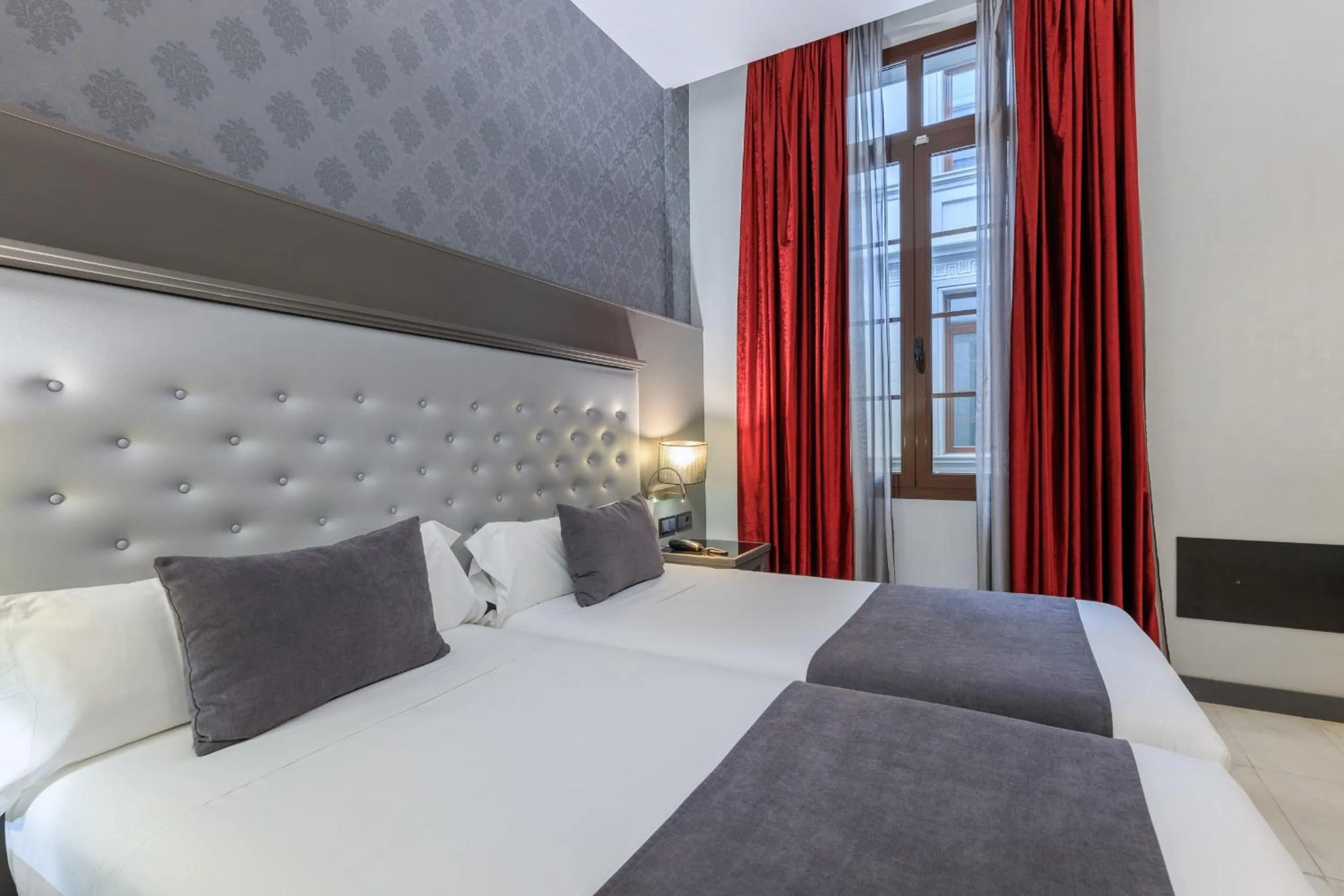 Photo of the whole room, Bed in Hotel Ciutadella Barcelona