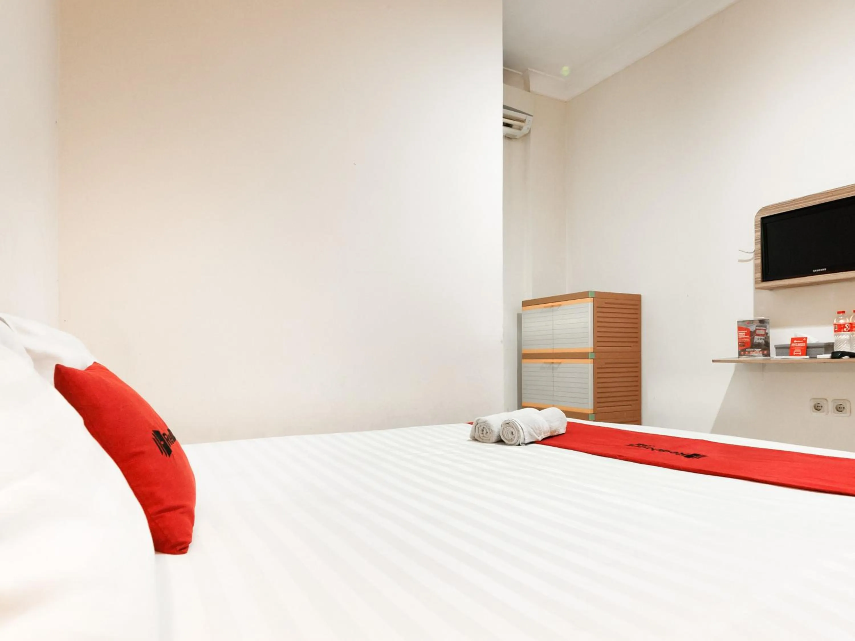 Bedroom, Bed in RedDoorz @ Pandu Raya Bogor