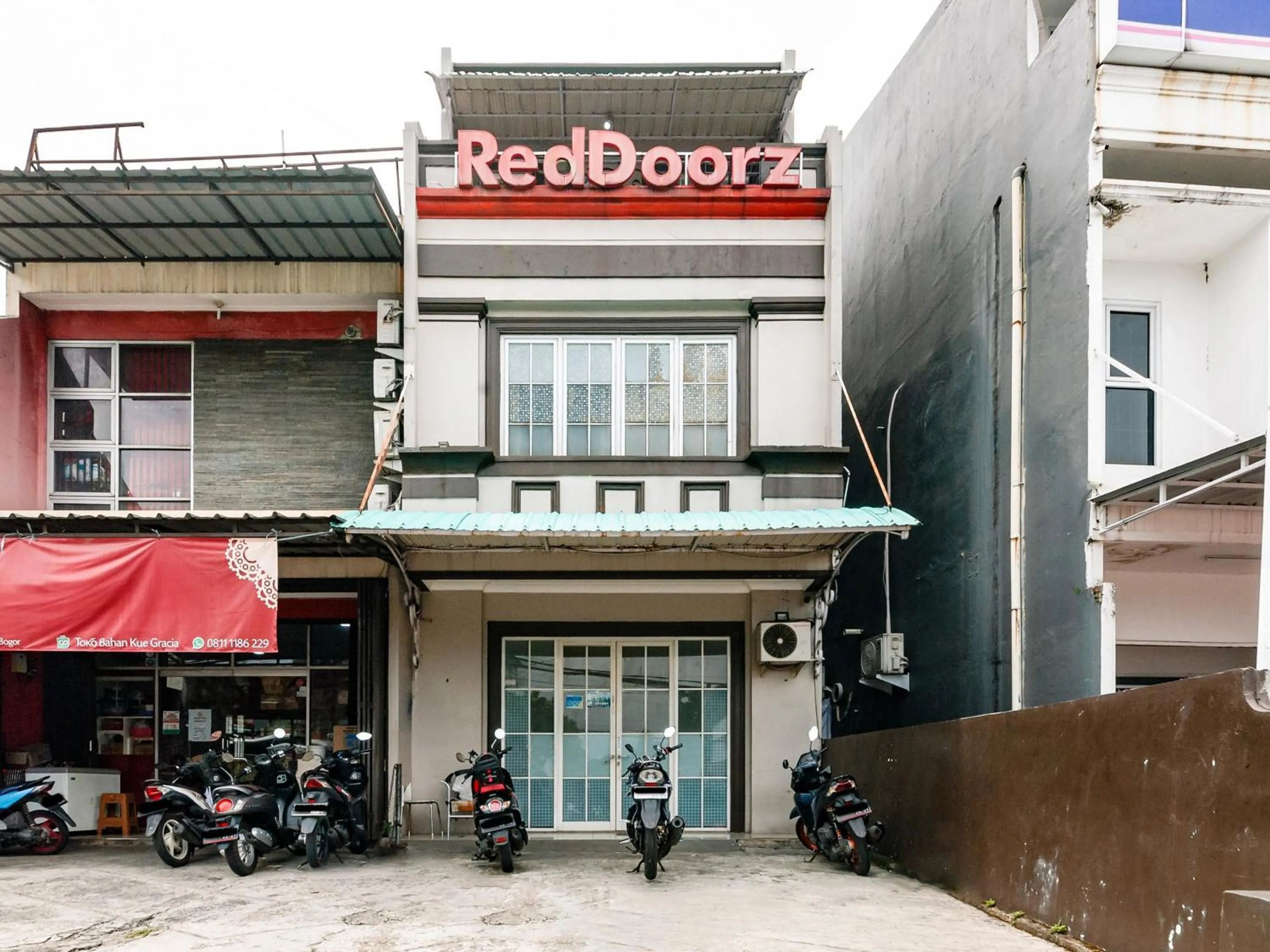 Facade/entrance in RedDoorz @ Pandu Raya Bogor