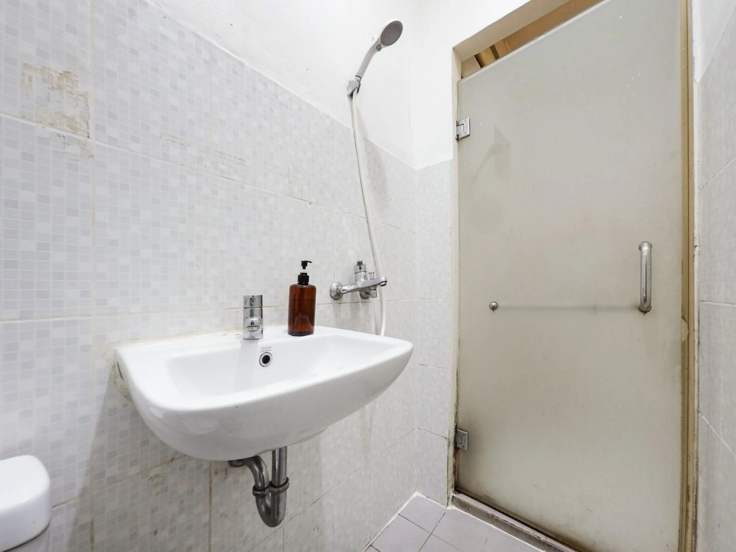 Bathroom in RedDoorz @ Pandu Raya Bogor