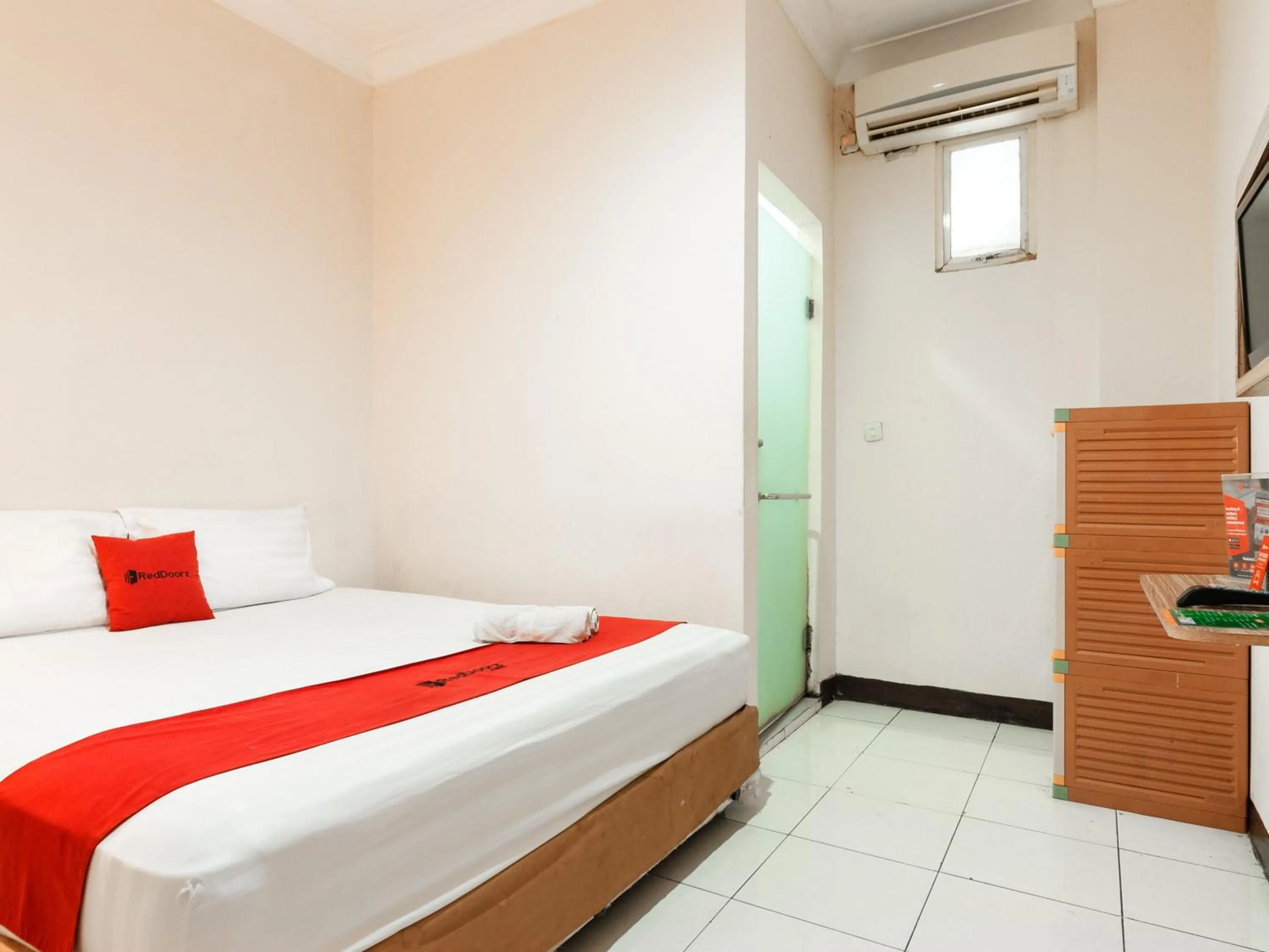 Bedroom, Bed in RedDoorz @ Pandu Raya Bogor