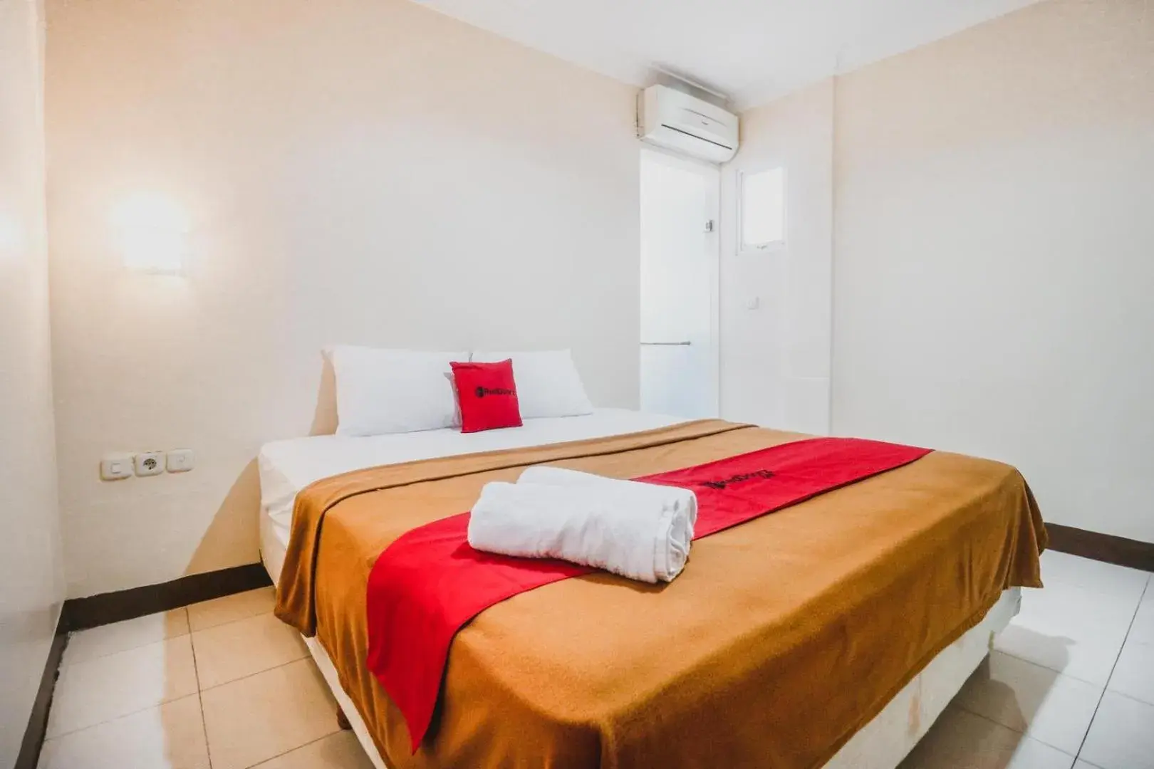 Double Room in RedDoorz @ Pandu Raya Bogor Double Room in RedDoorz @ Pandu Raya Bogor