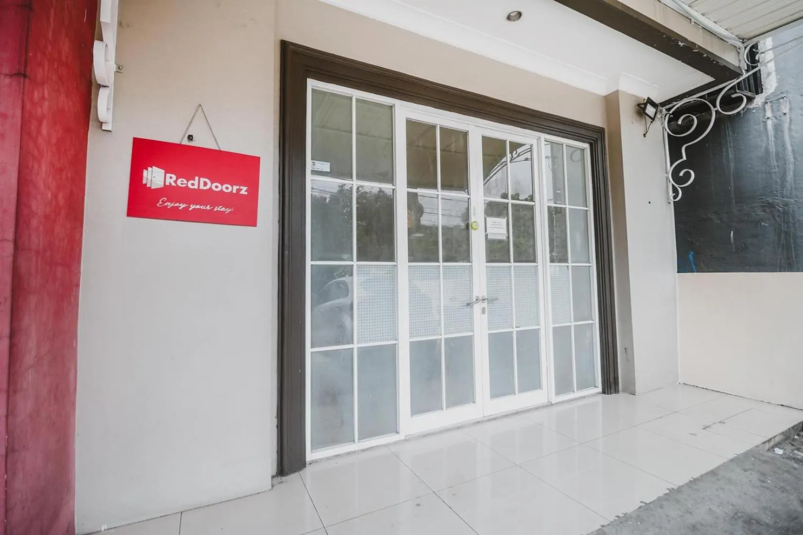 Facade/entrance in RedDoorz @ Pandu Raya Bogor