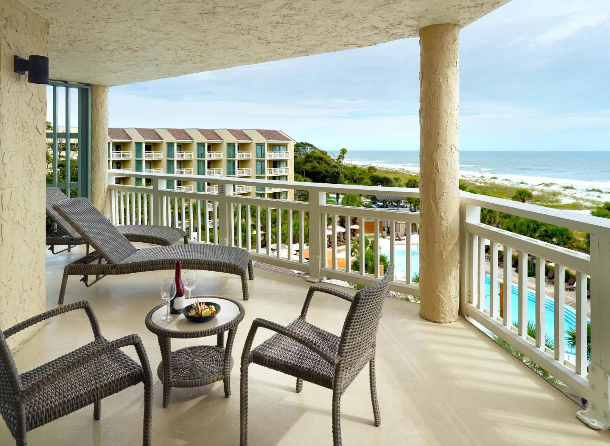 Lounge or bar in Omni Hilton Head Oceanfront Resort
