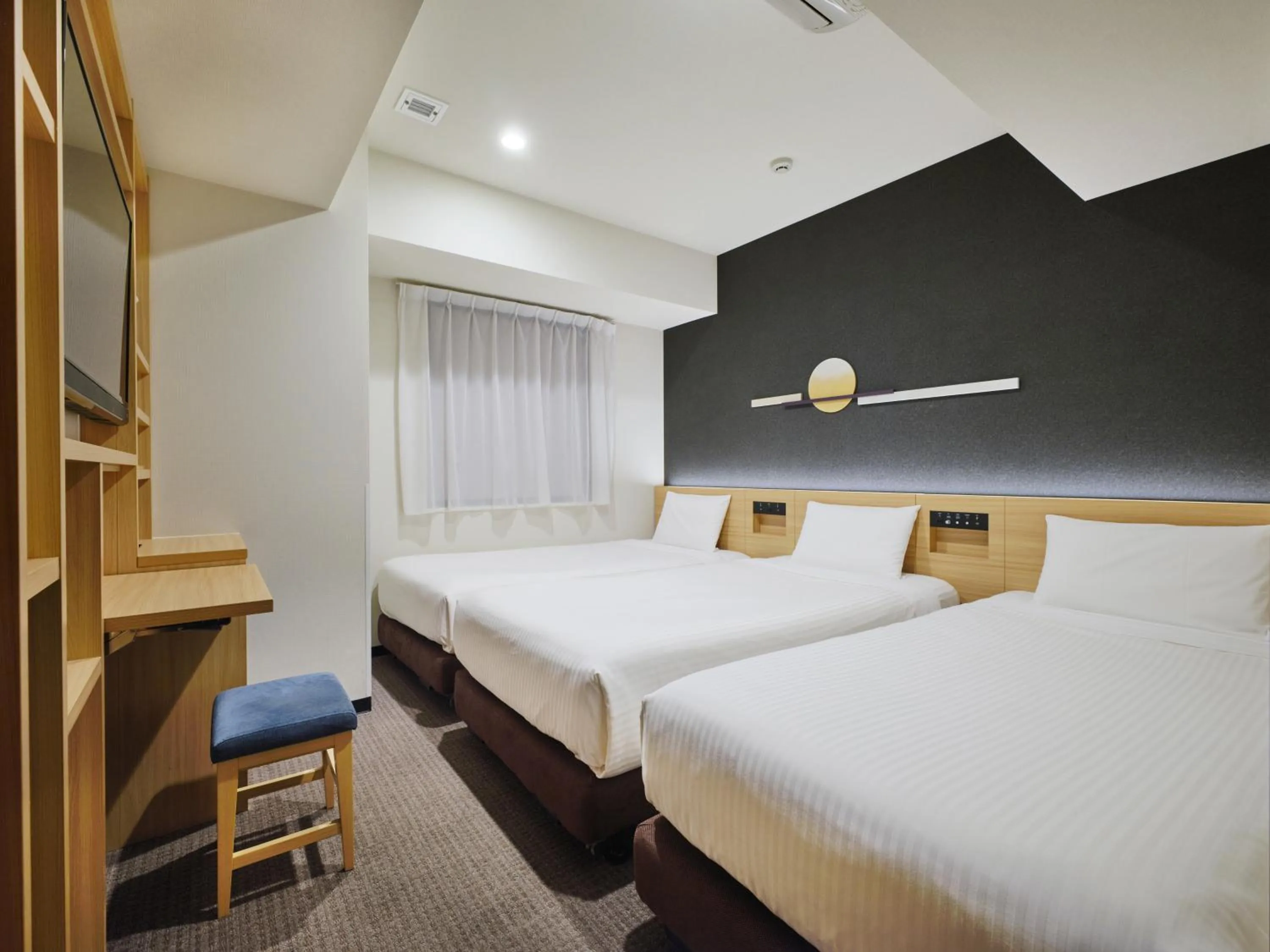 Bed in hotel MONday Tokyo Nishikasai