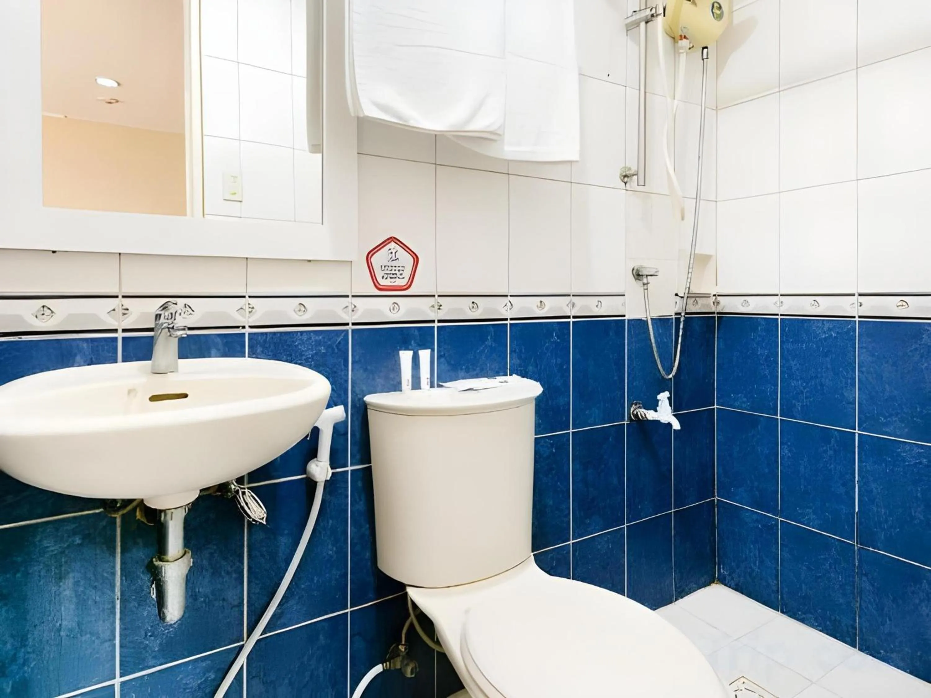 Bathroom in OYO 115 Northridge Mansions