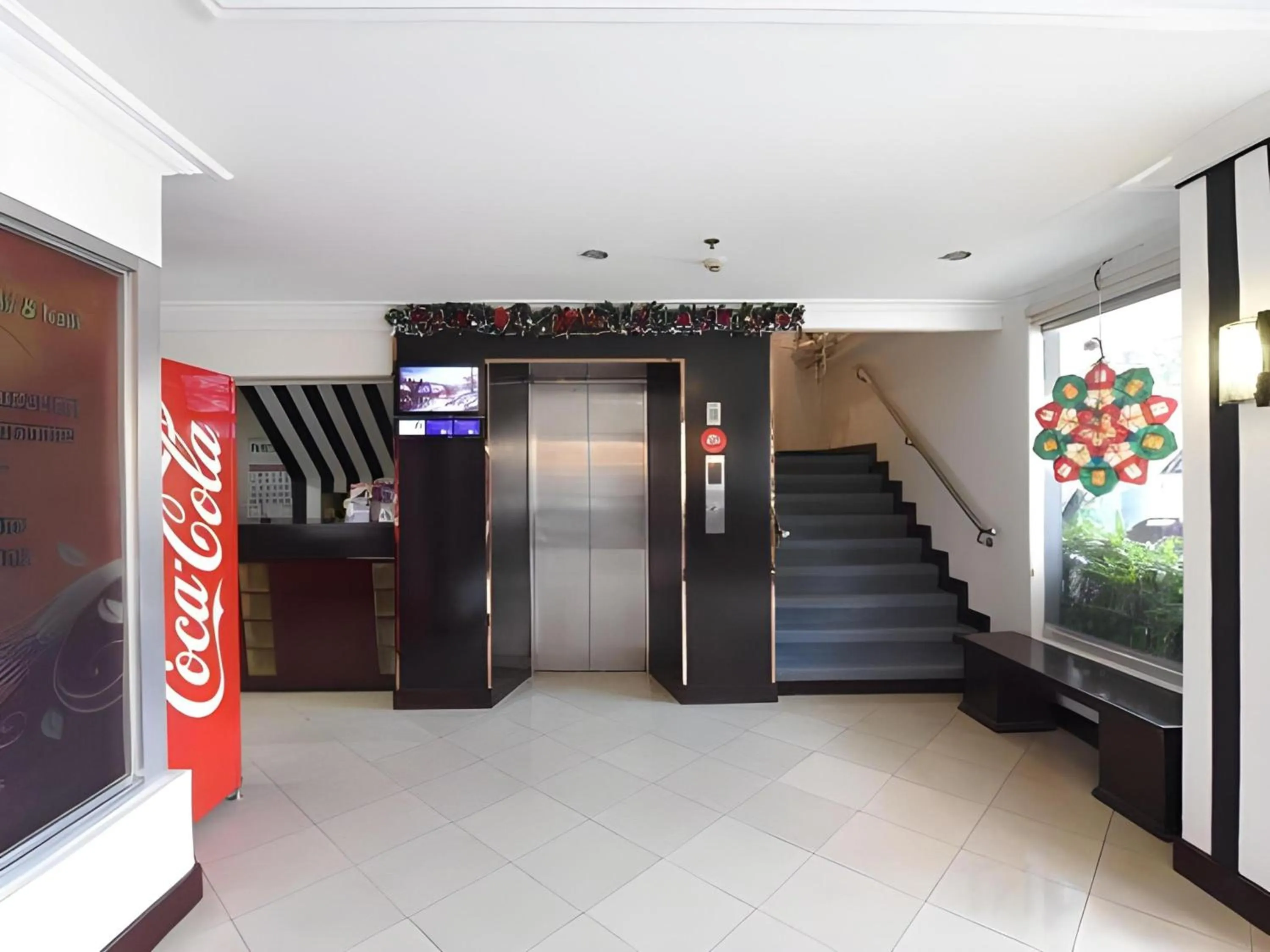 elevator in OYO 115 Northridge Mansions