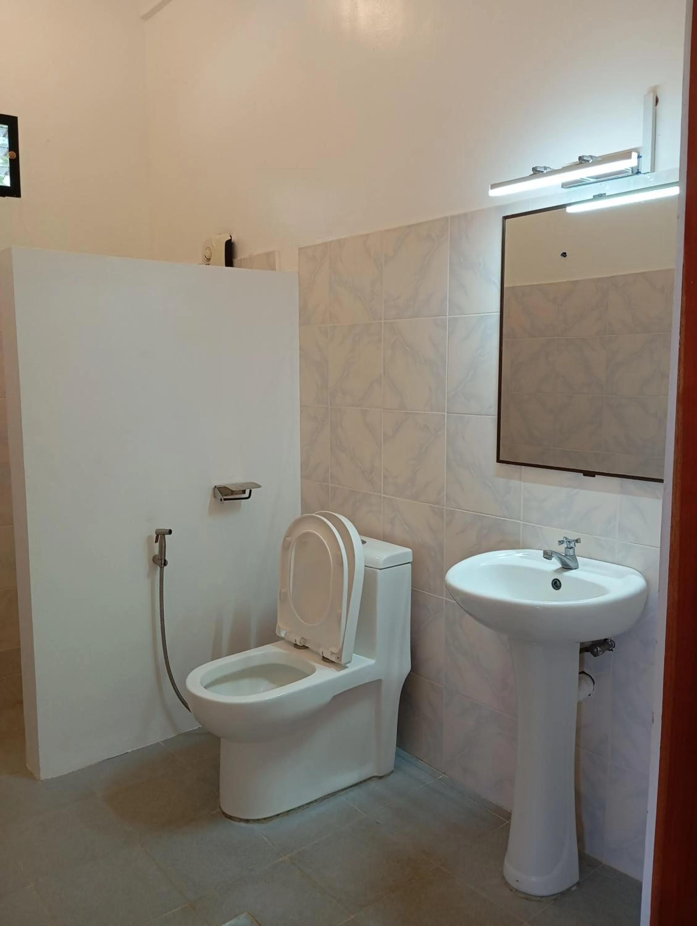 Toilet in Tongatok Cliff Resort