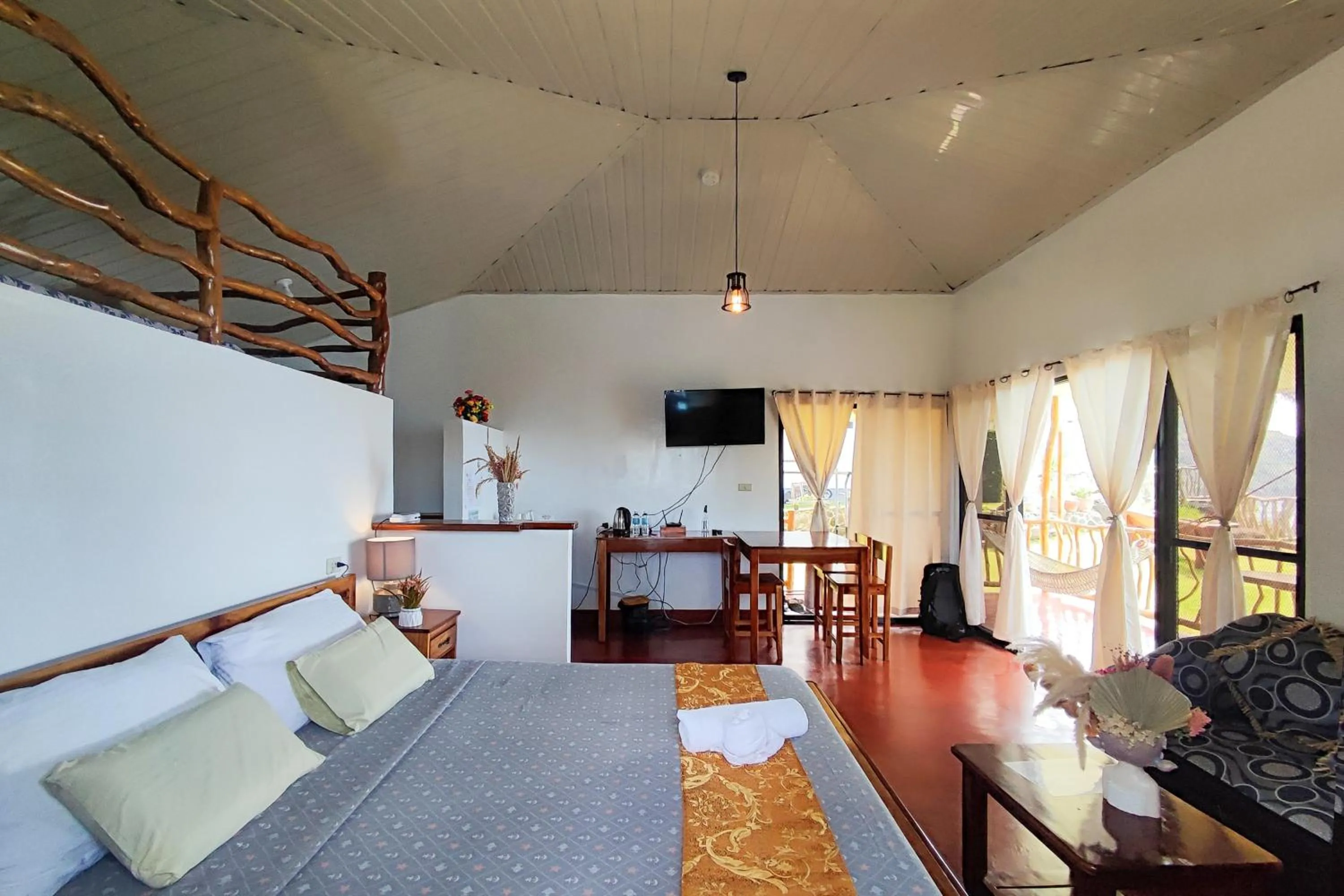 Bed in Tongatok Cliff Resort