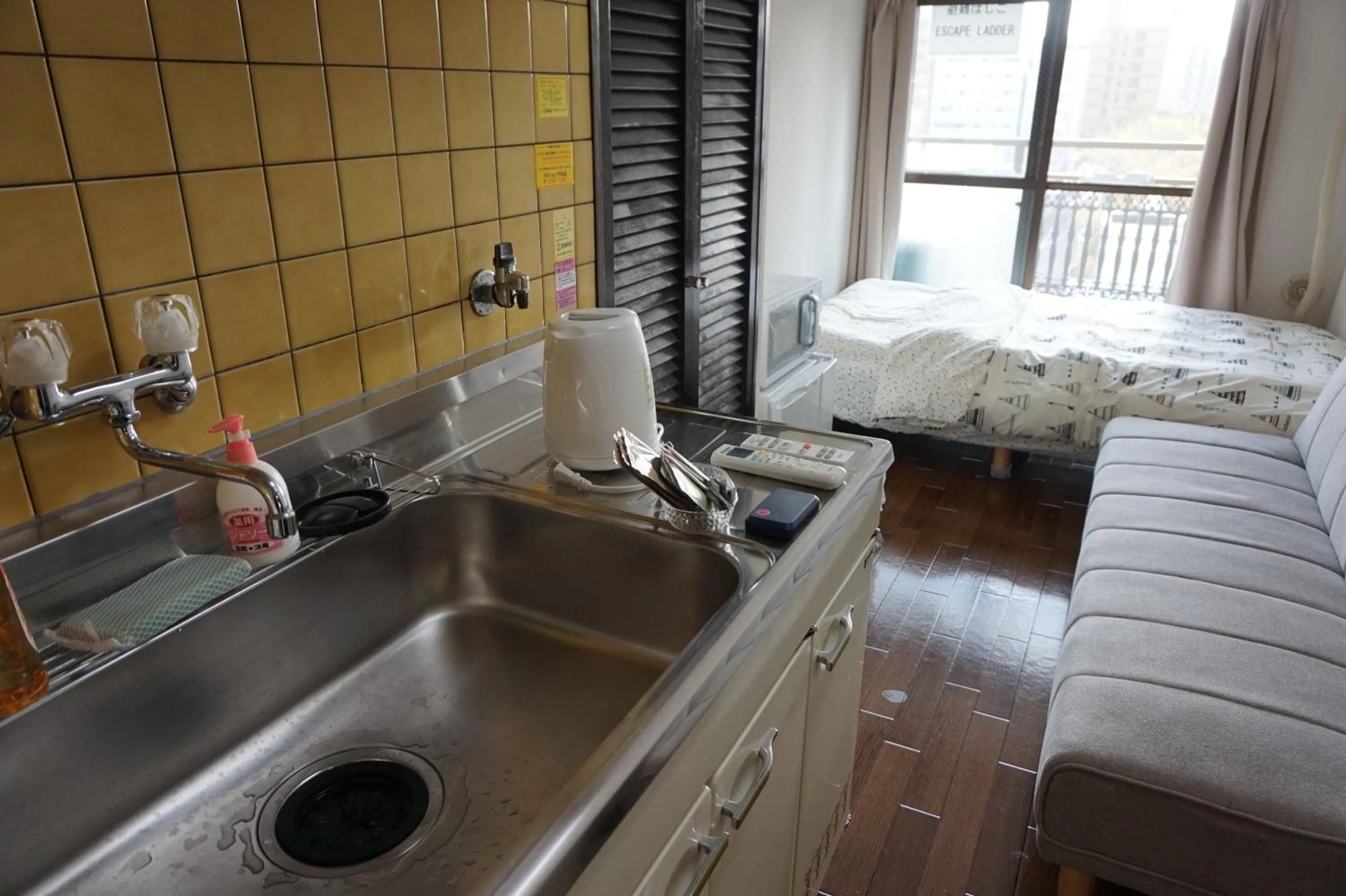 Kitchen or kitchenette, Bed in CUBIC.30