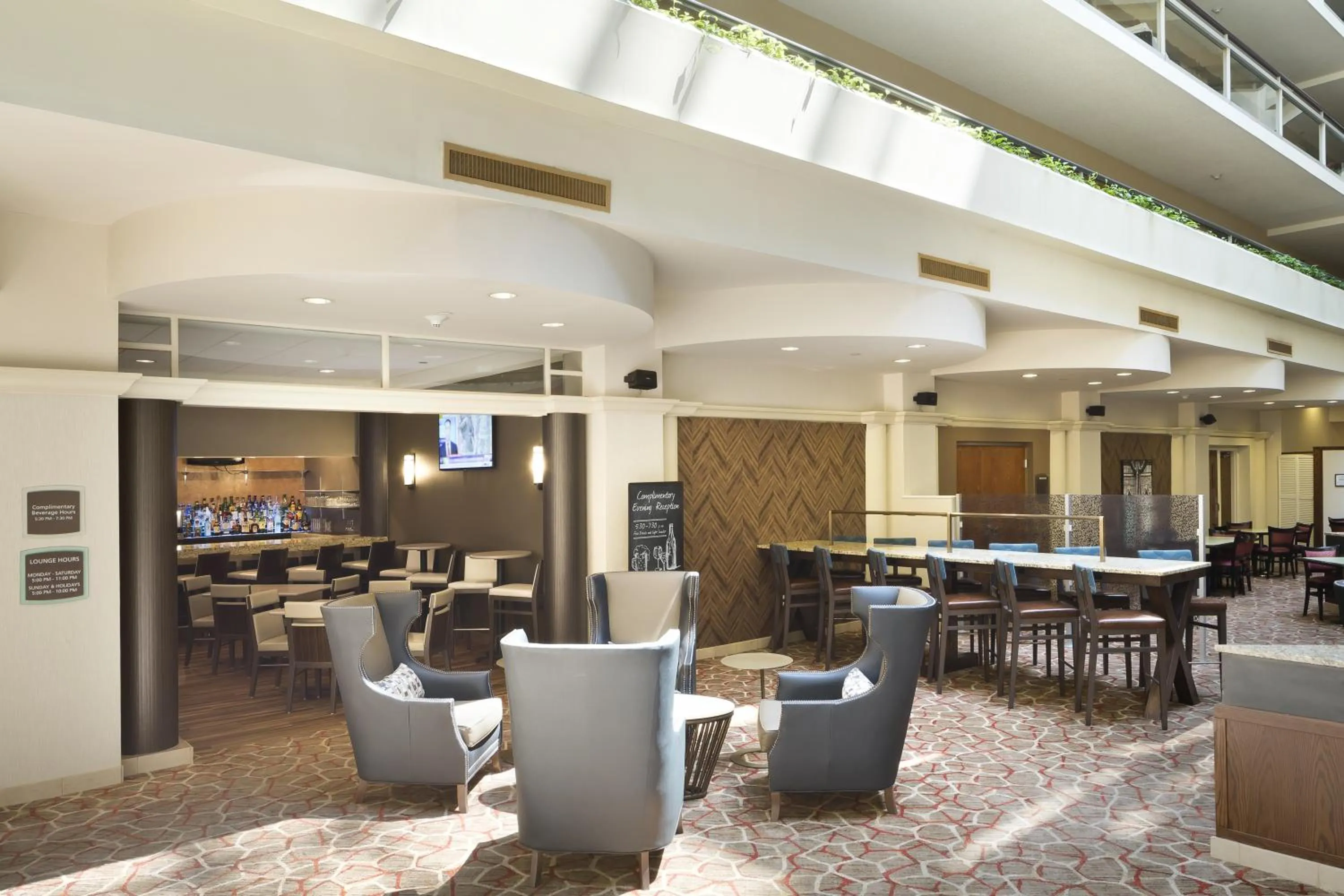 Lounge or bar, Restaurant/Places to Eat in Embassy Suites Secaucus - Meadowlands