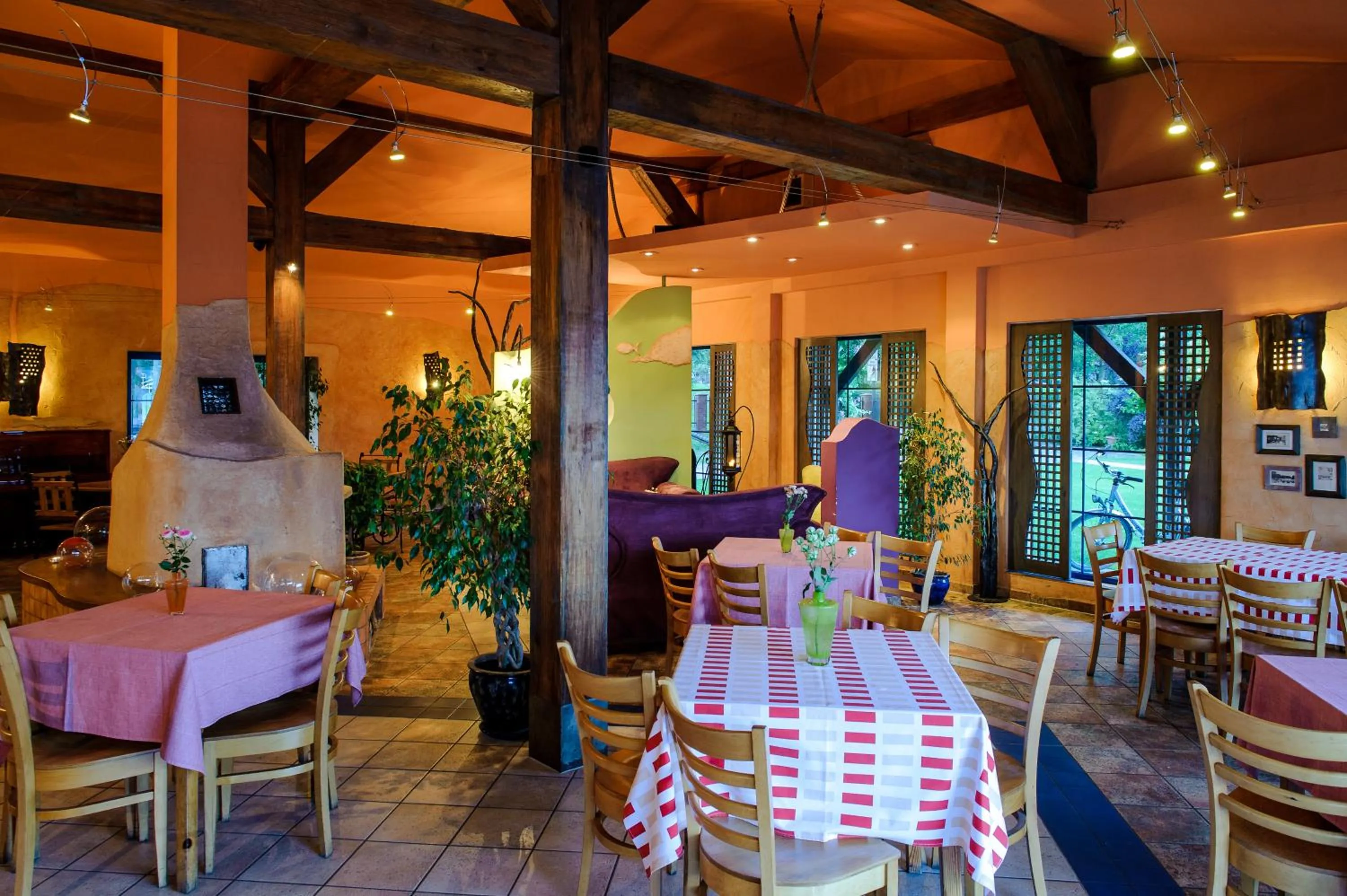 Restaurant/places to eat in Hotel Active